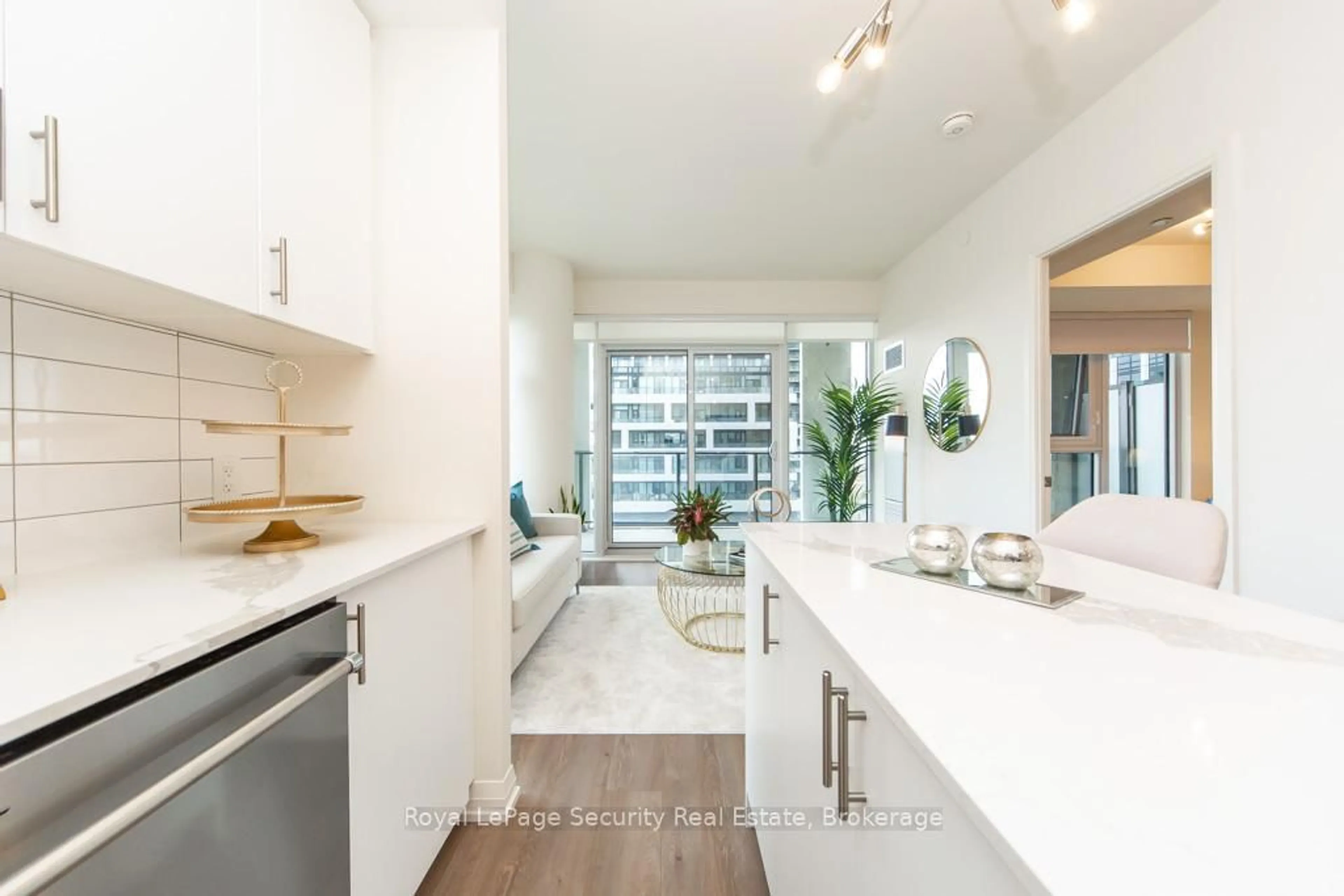 Open concept kitchen, ceramic/tile floor for 9000 Jane St #403, Vaughan Ontario L4K 0M6