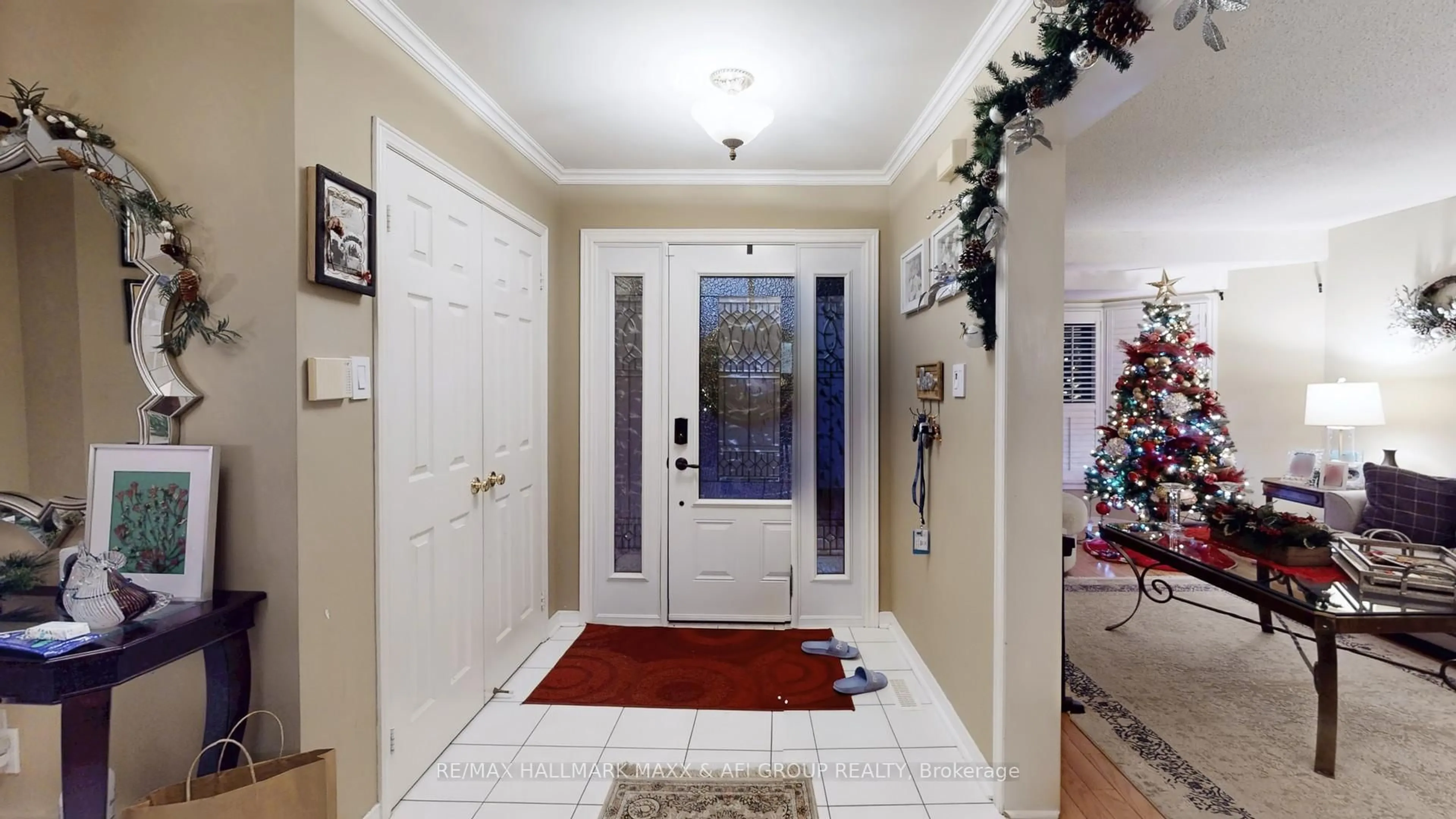 Indoor entryway for 719 Shanahan Blvd, Newmarket Ontario L3X 1P8