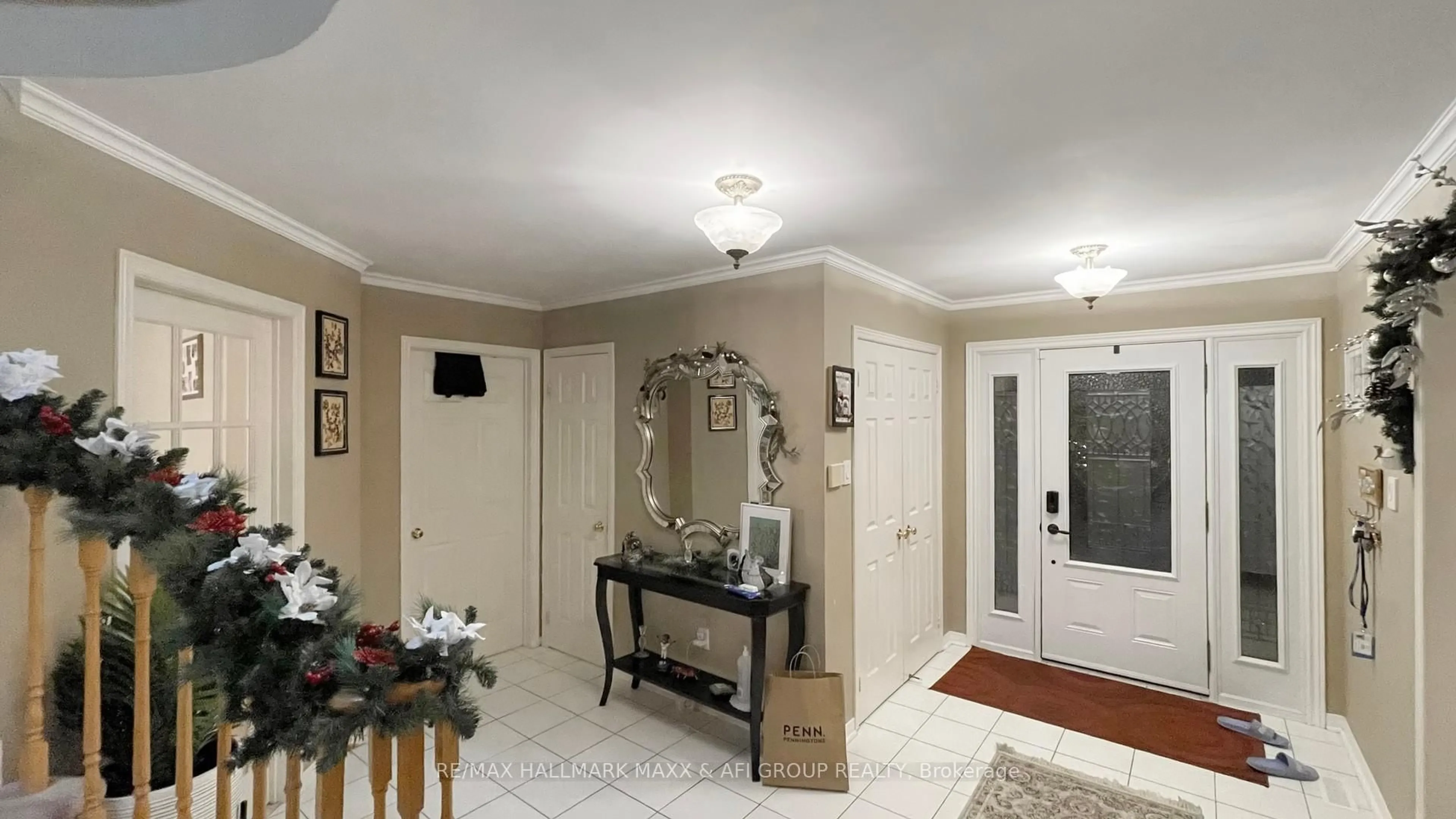 Indoor foyer for 719 Shanahan Blvd, Newmarket Ontario L3X 1P8