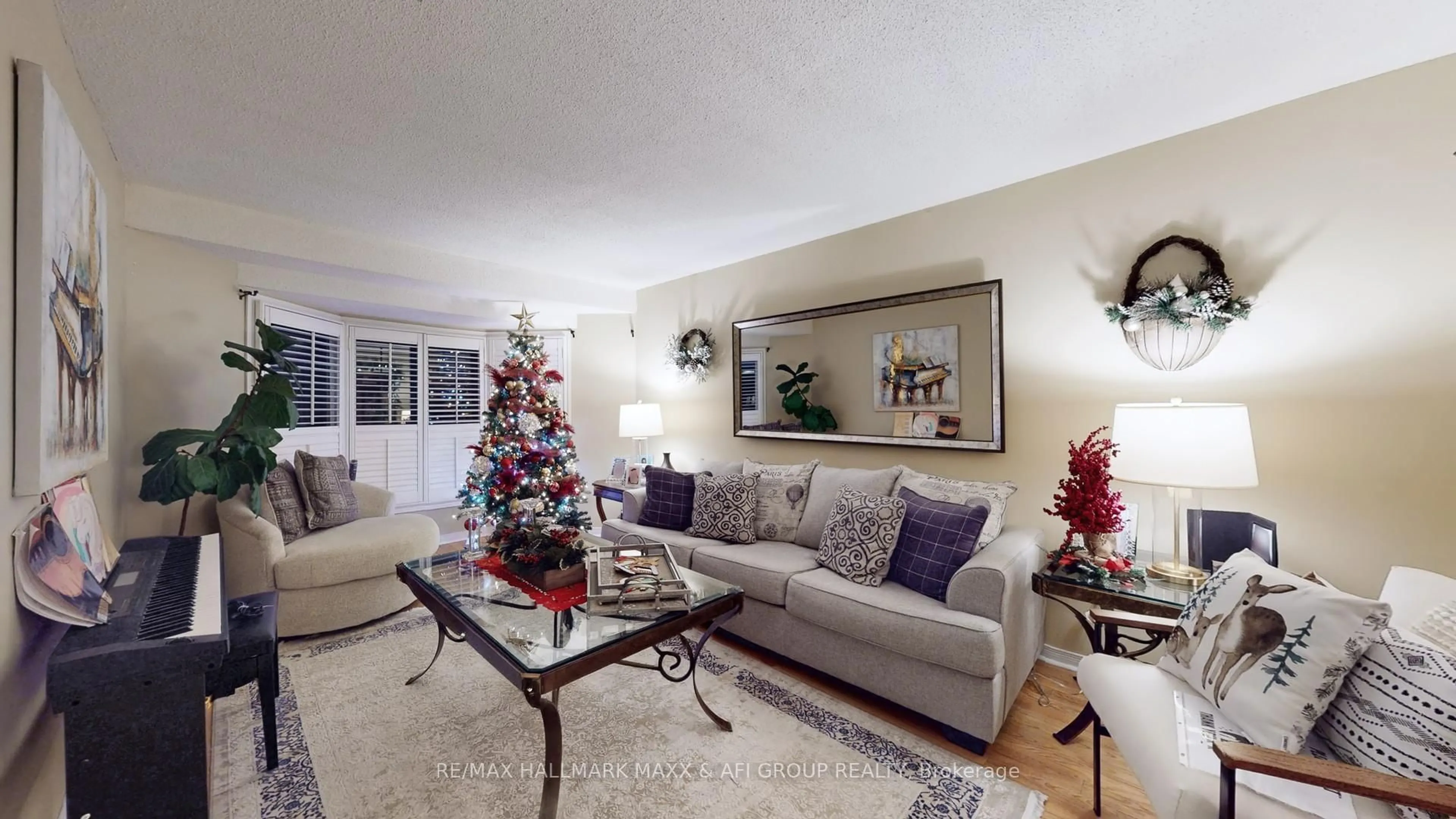 Living room with furniture, unknown for 719 Shanahan Blvd, Newmarket Ontario L3X 1P8