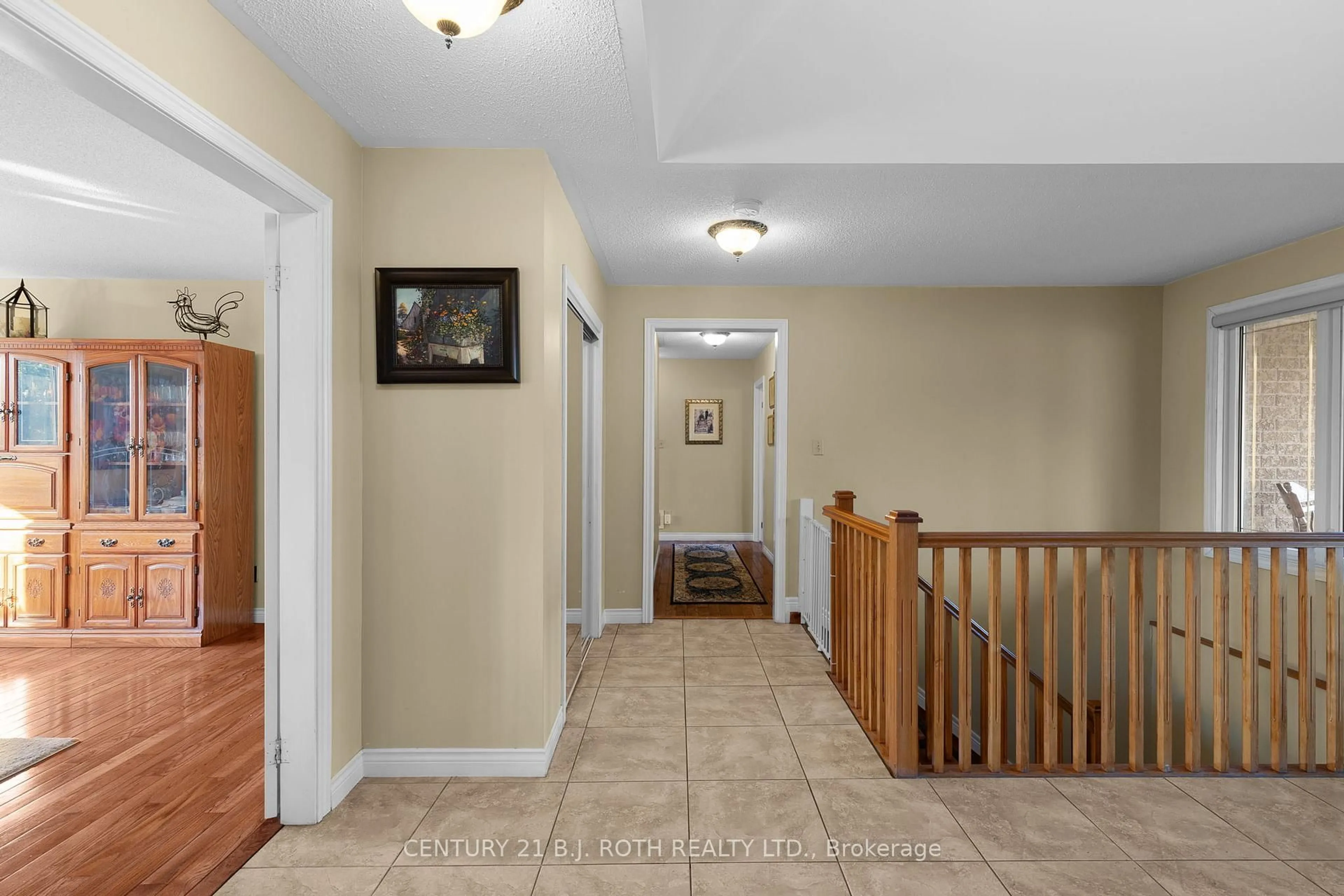 Indoor entryway for 30 TECUMSETH HEIGHTS Dr, New Tecumseth Ontario L0G 1W0
