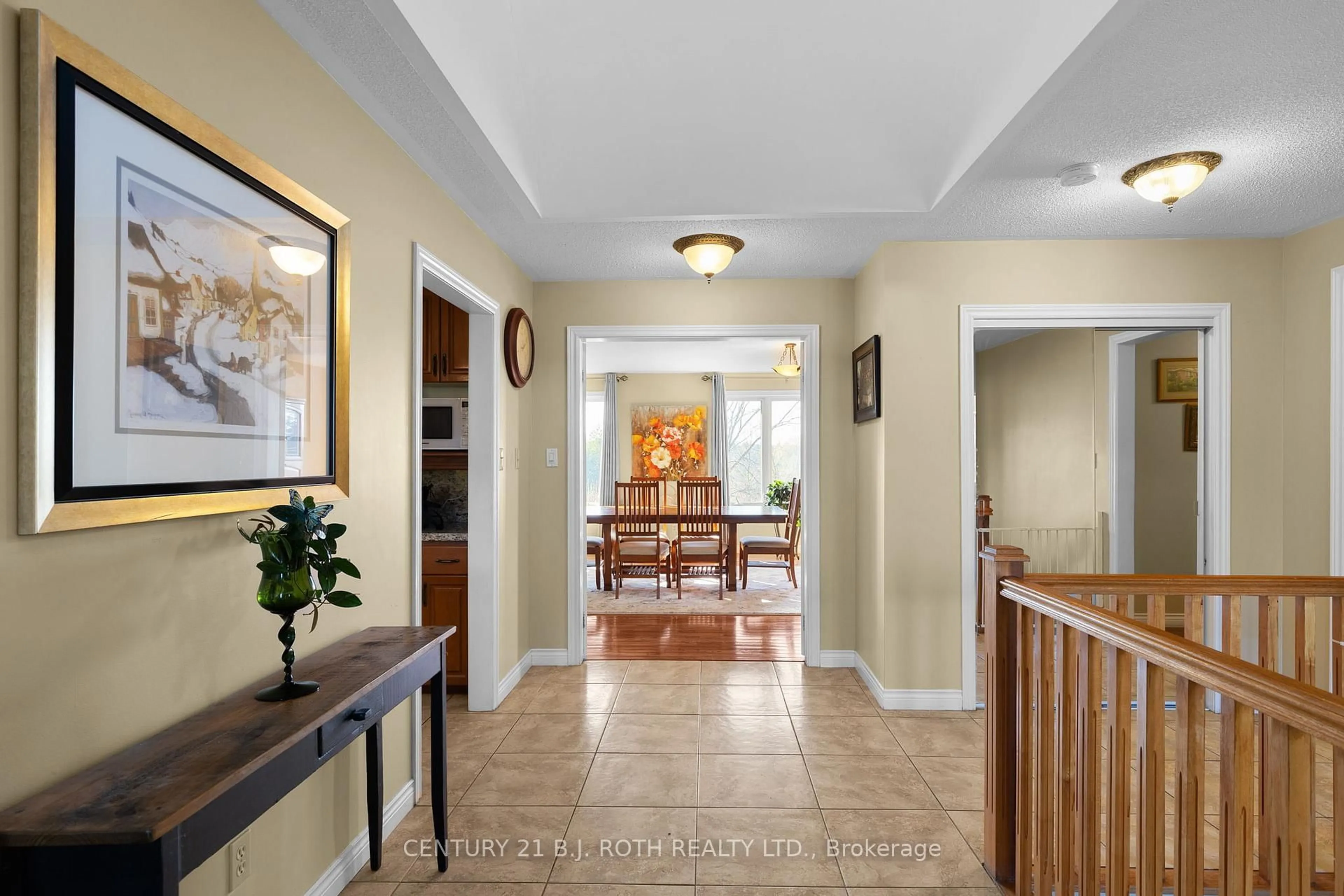 Indoor entryway for 30 TECUMSETH HEIGHTS Dr, New Tecumseth Ontario L0G 1W0