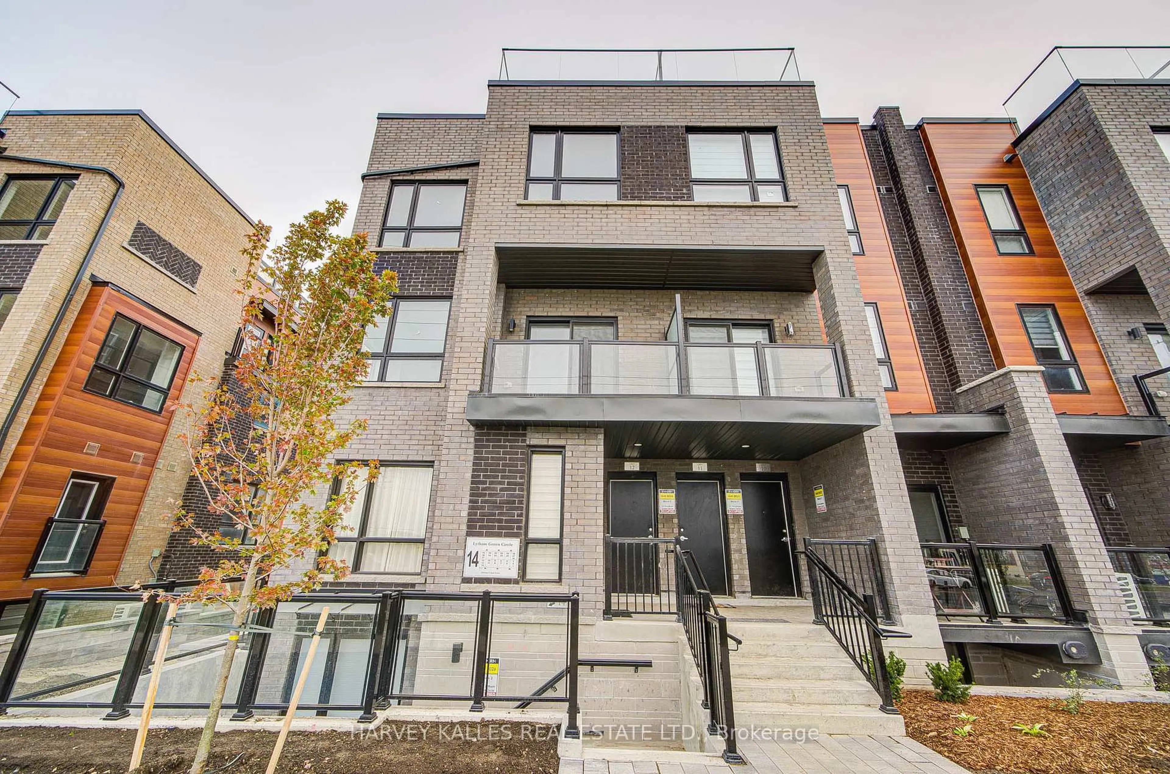 Home with brick exterior material, street for 14 Lytham Green Circ #12, Newmarket Ontario L3Y 0H3