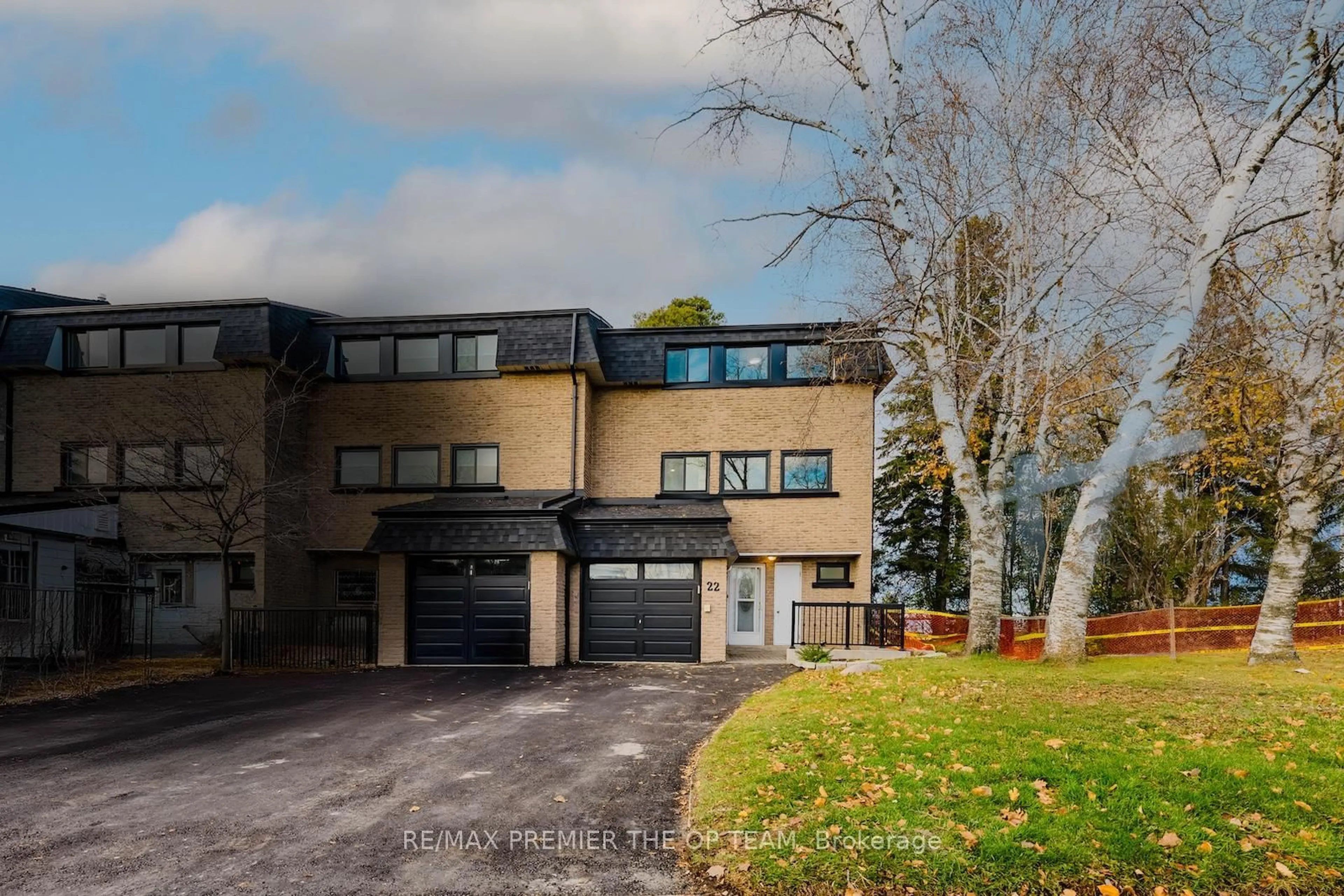 A pic from outside/outdoor area/front of a property/back of a property/a pic from drone, building for 22 Henderson Dr, Aurora Ontario L4G 3L2