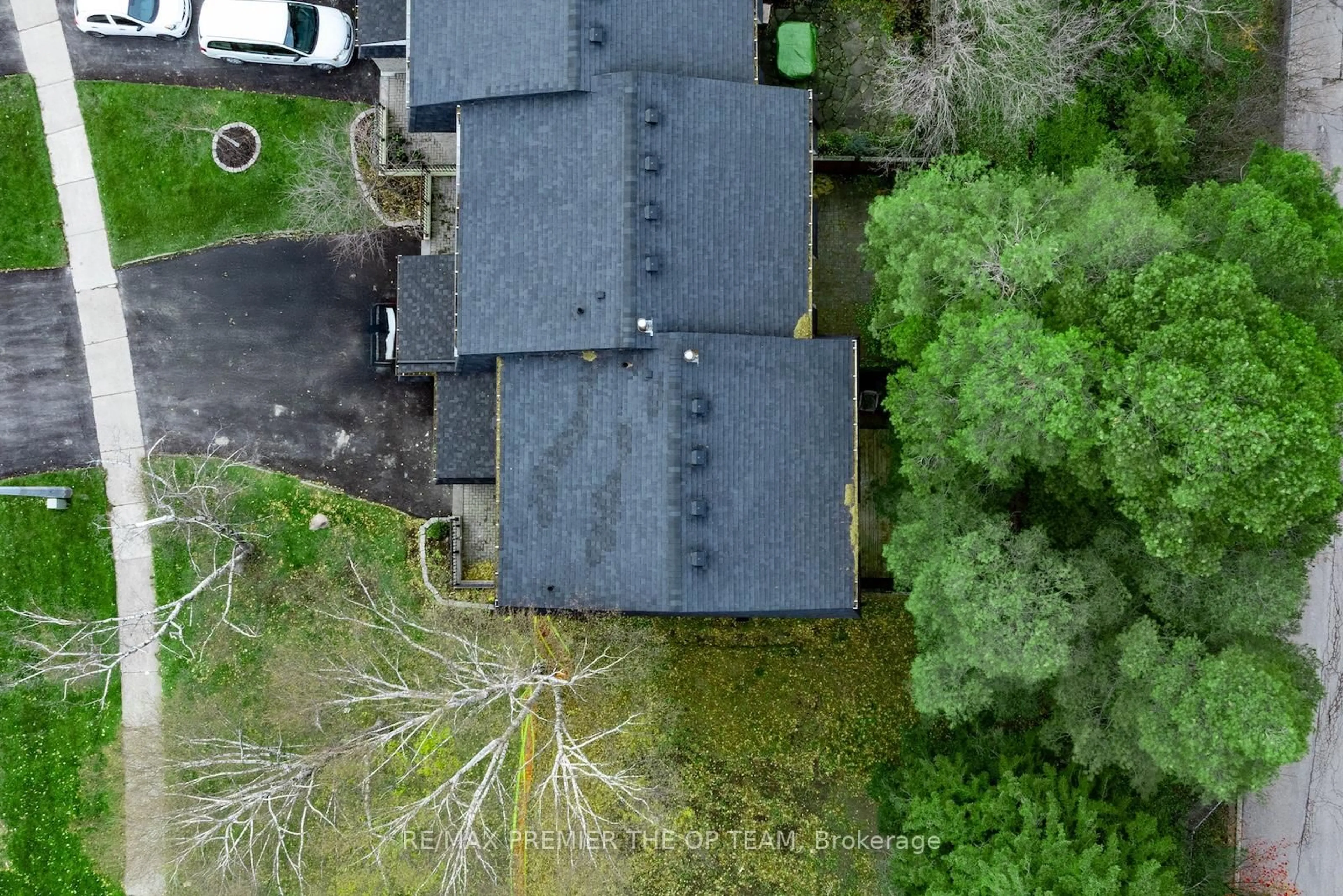 A pic from outside/outdoor area/front of a property/back of a property/a pic from drone, unknown for 22 Henderson Dr, Aurora Ontario L4G 3L2