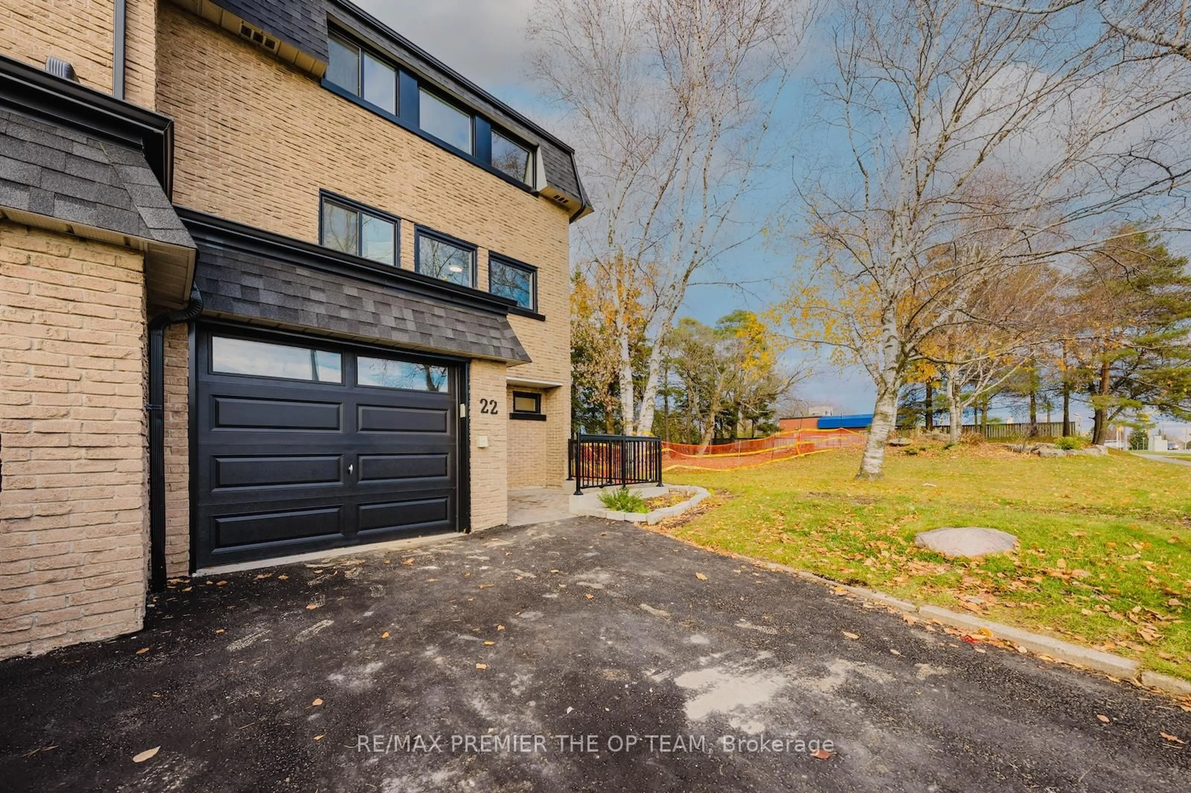 A pic from outside/outdoor area/front of a property/back of a property/a pic from drone, street for 22 Henderson Dr, Aurora Ontario L4G 3L2