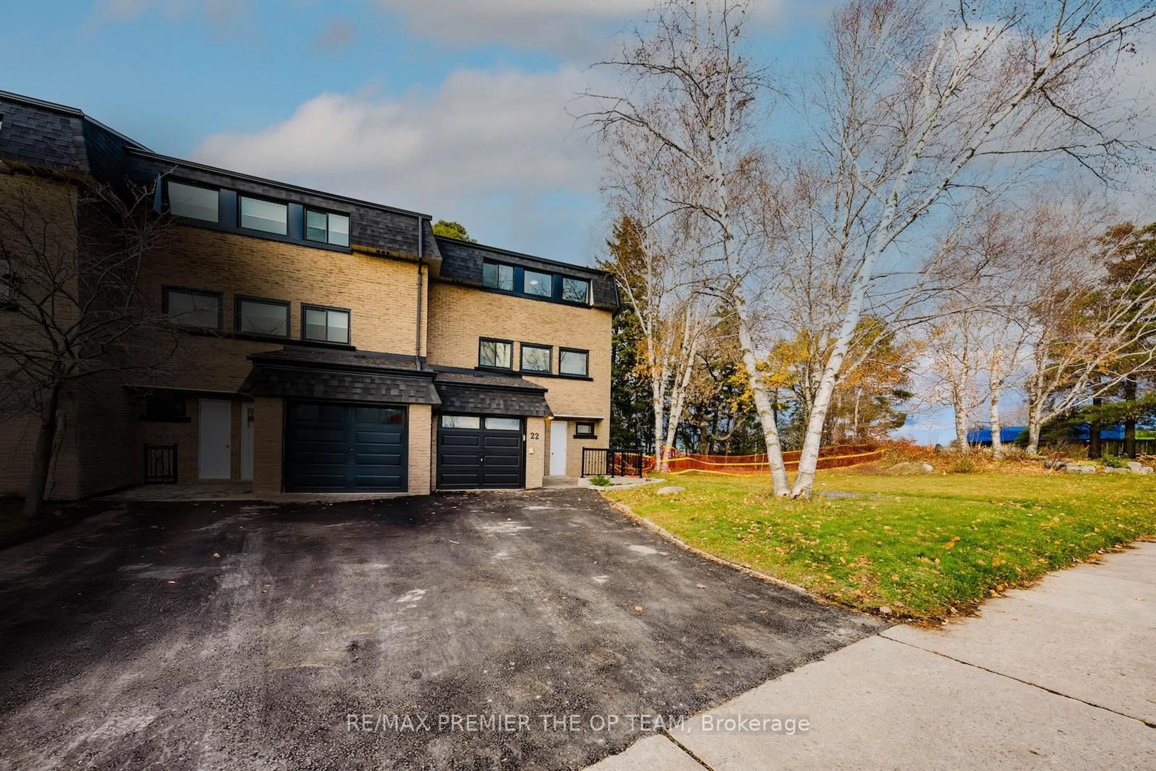 A pic from outside/outdoor area/front of a property/back of a property/a pic from drone, street for 22 Henderson Dr, Aurora Ontario L4G 3L2