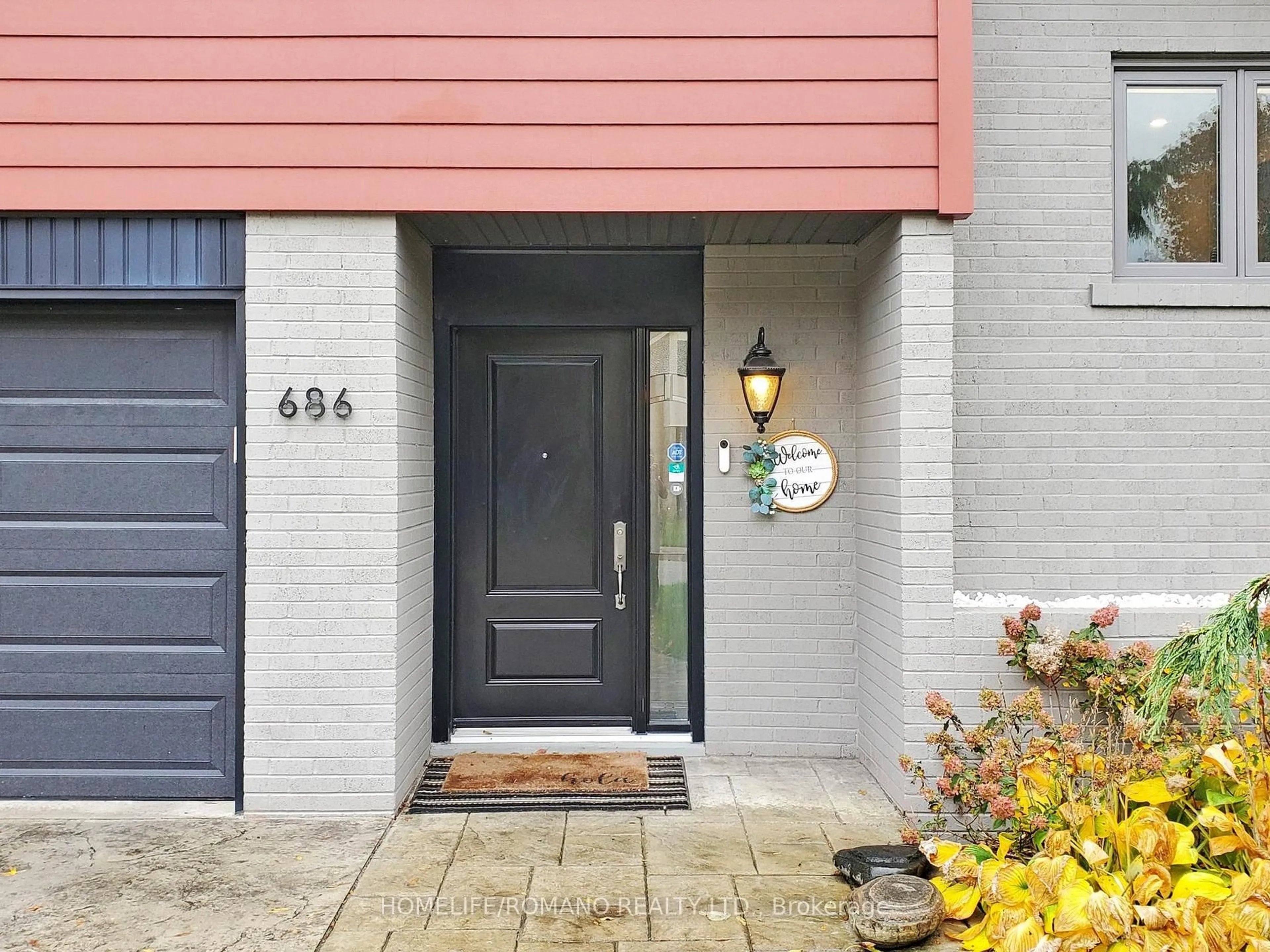 Indoor entryway for 686 Irwin Cres, Newmarket Ontario L3Y 5A2