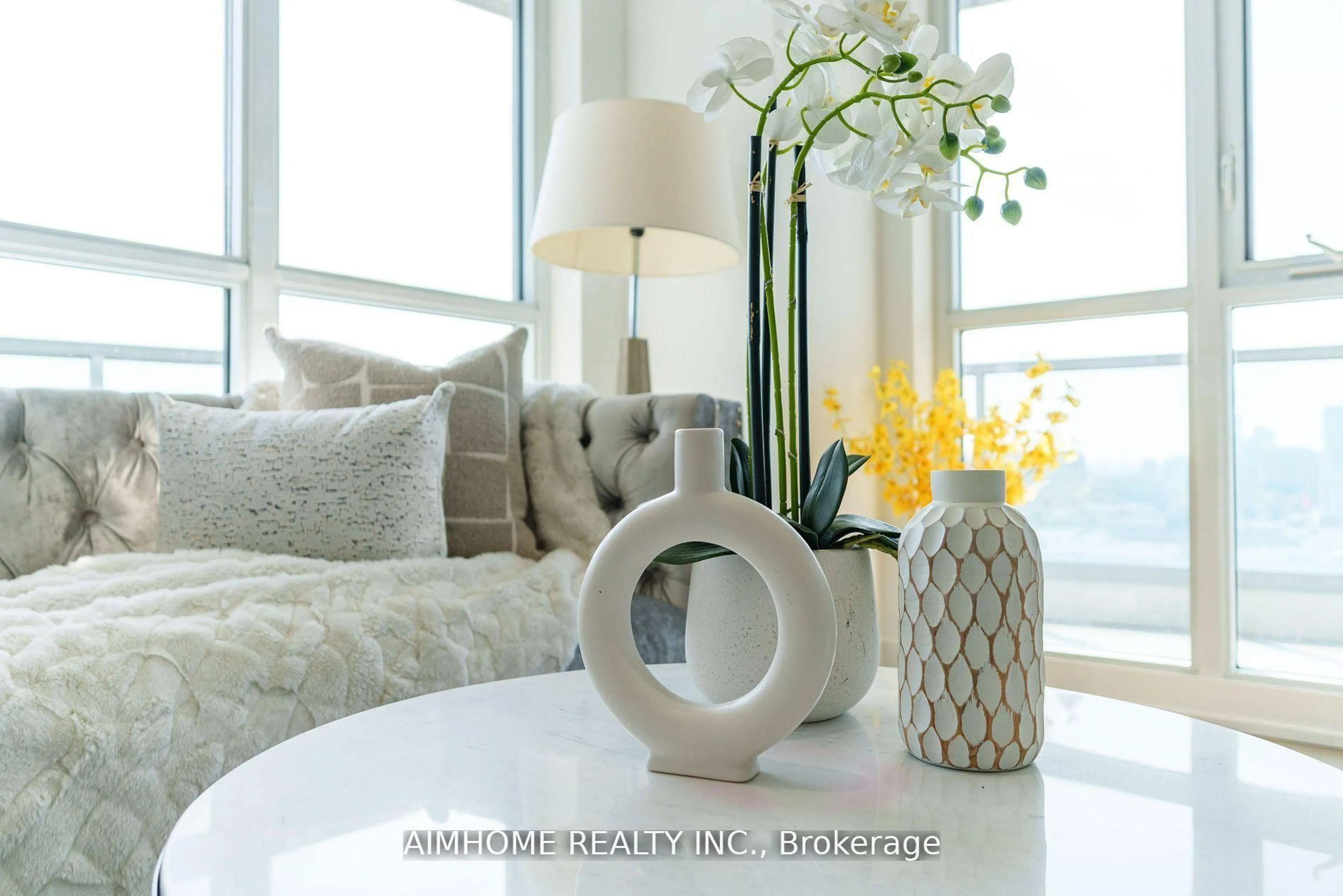 Indoor entryway for 9471 Yonge St #1202, Richmond Hill Ontario L4C 1V4