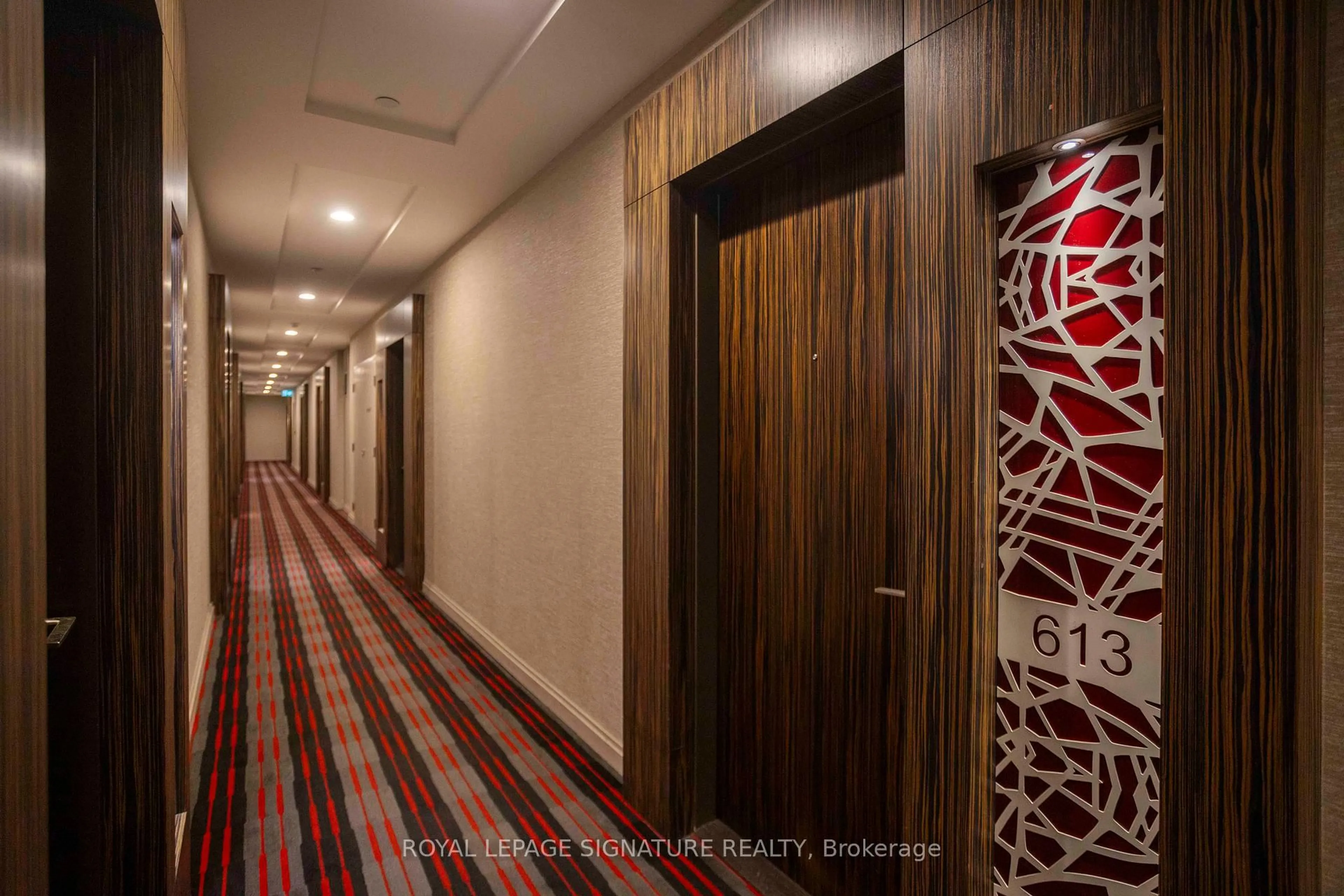 Indoor foyer for 8763 Bayview Ave #613, Richmond Hill Ontario L4B 3V1