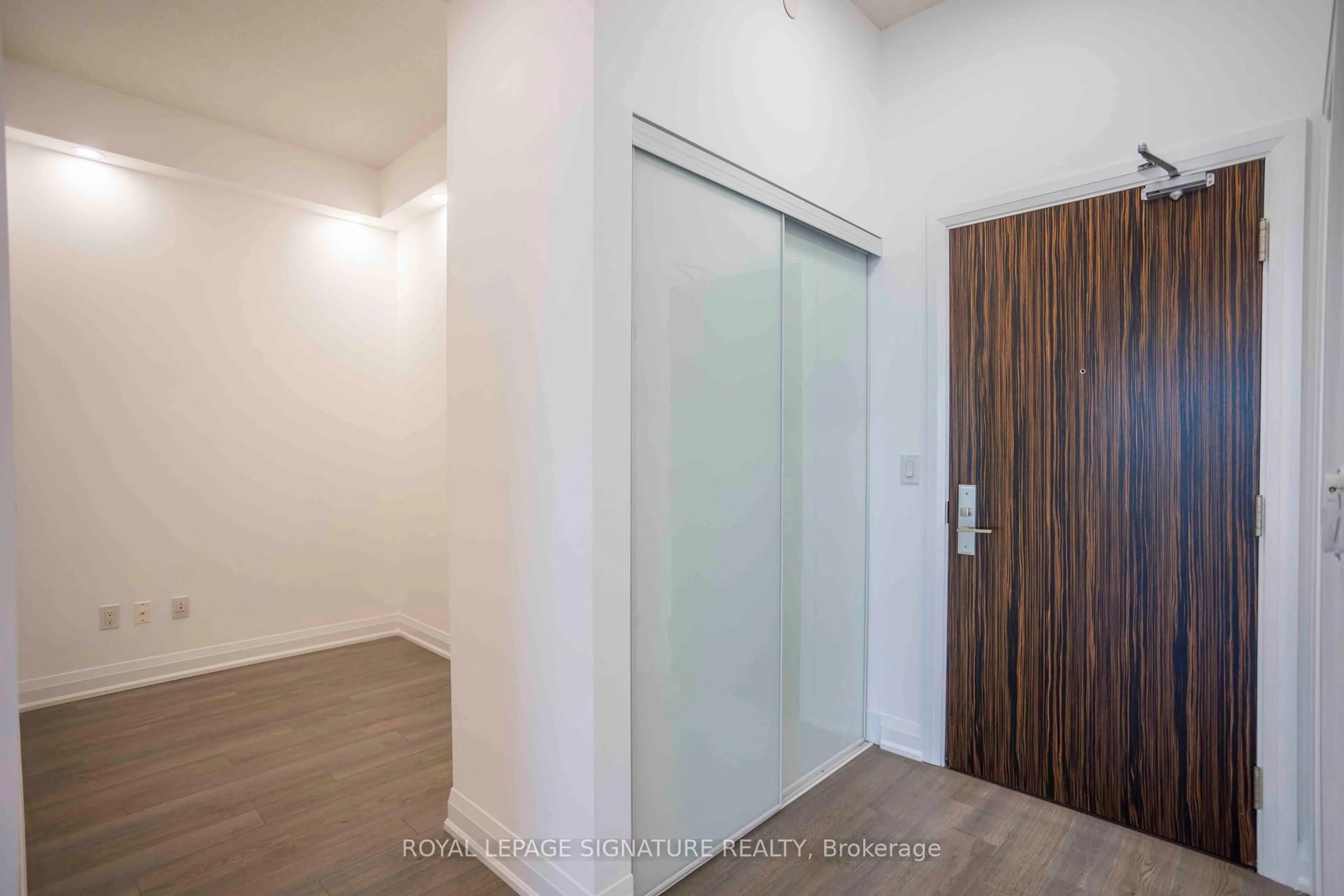 Indoor entryway for 8763 Bayview Ave #613, Richmond Hill Ontario L4B 3V1