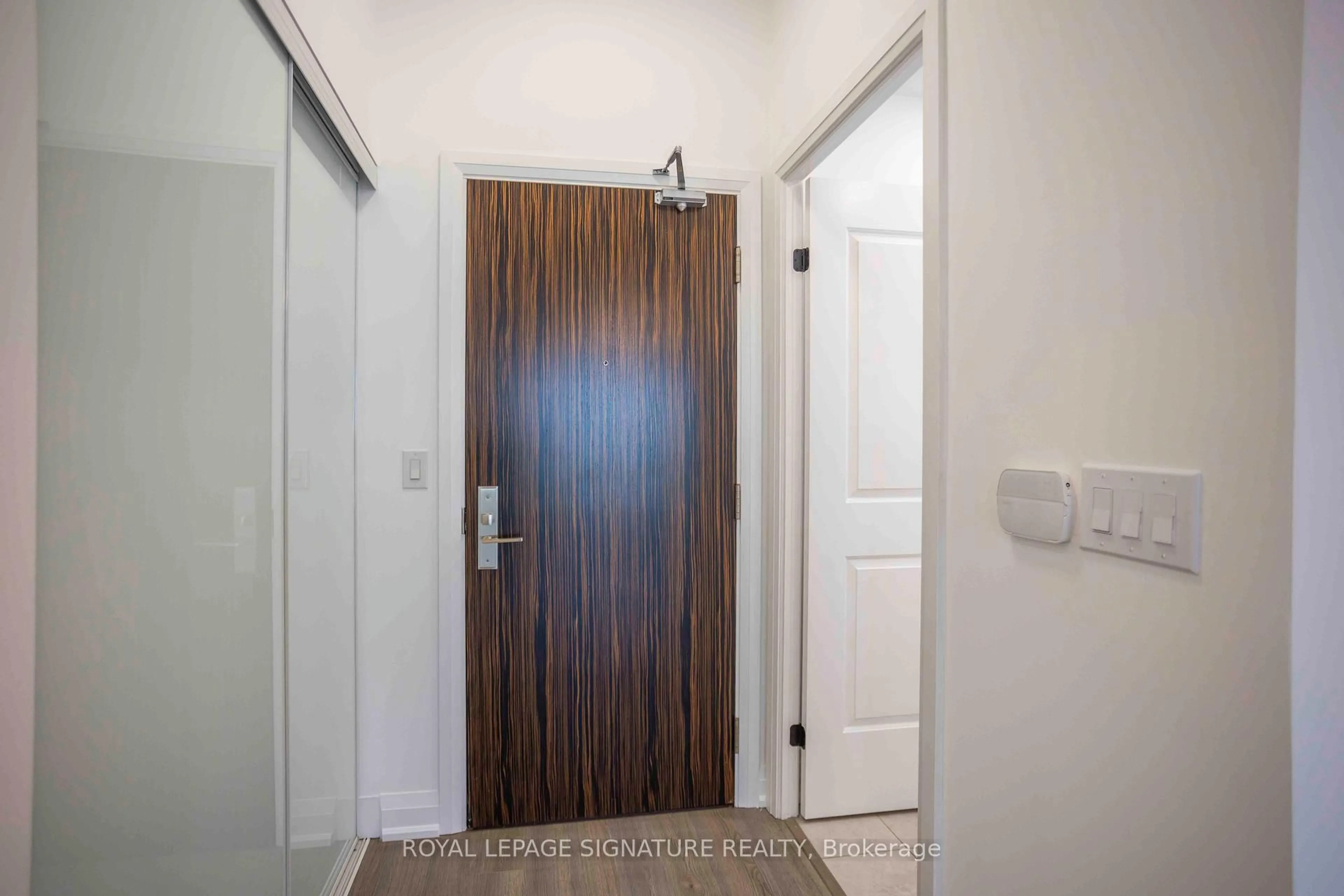Indoor entryway for 8763 Bayview Ave #613, Richmond Hill Ontario L4B 3V1
