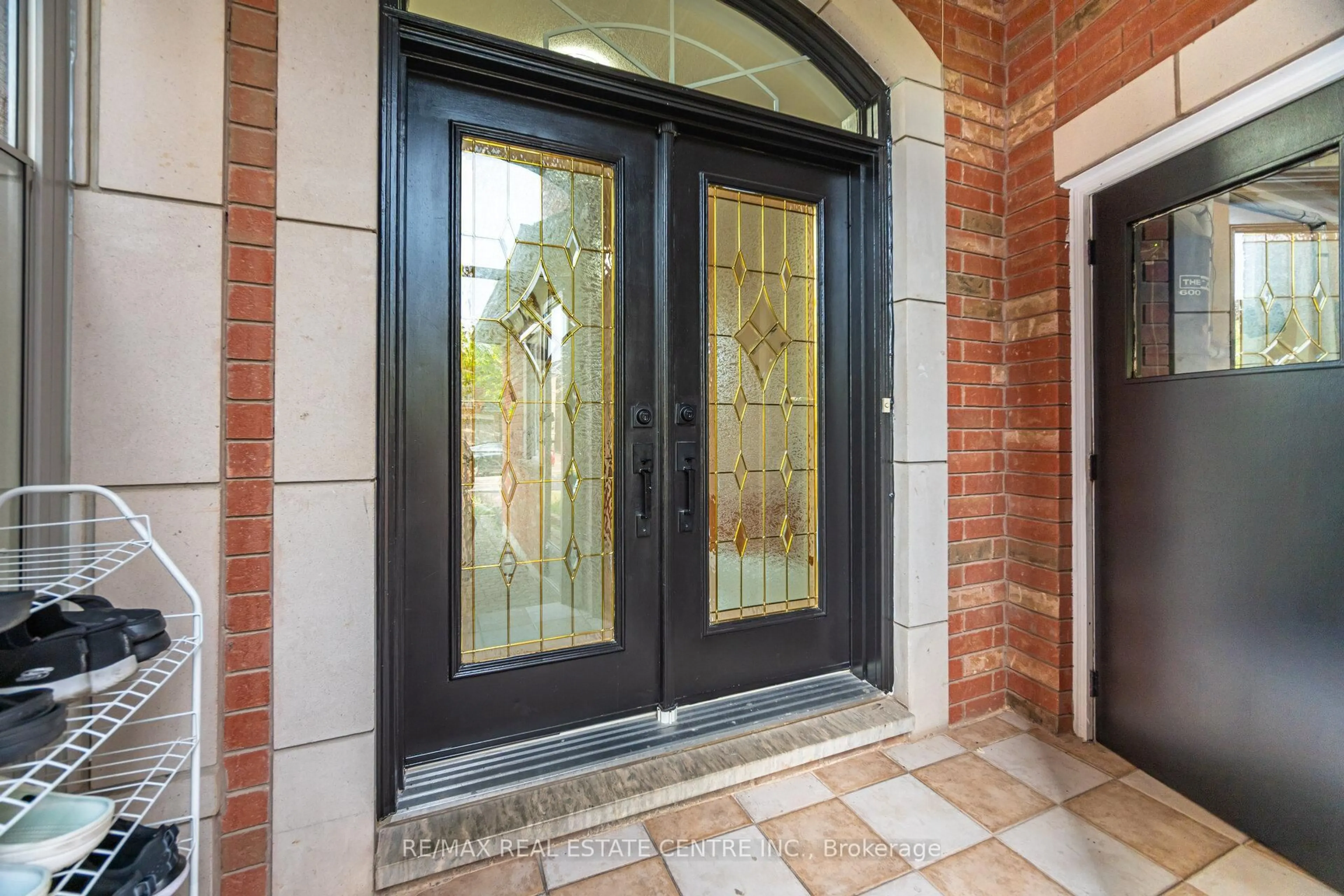 Indoor entryway for 24 Futura Ave, Richmond Hill Ontario L4S 1V2