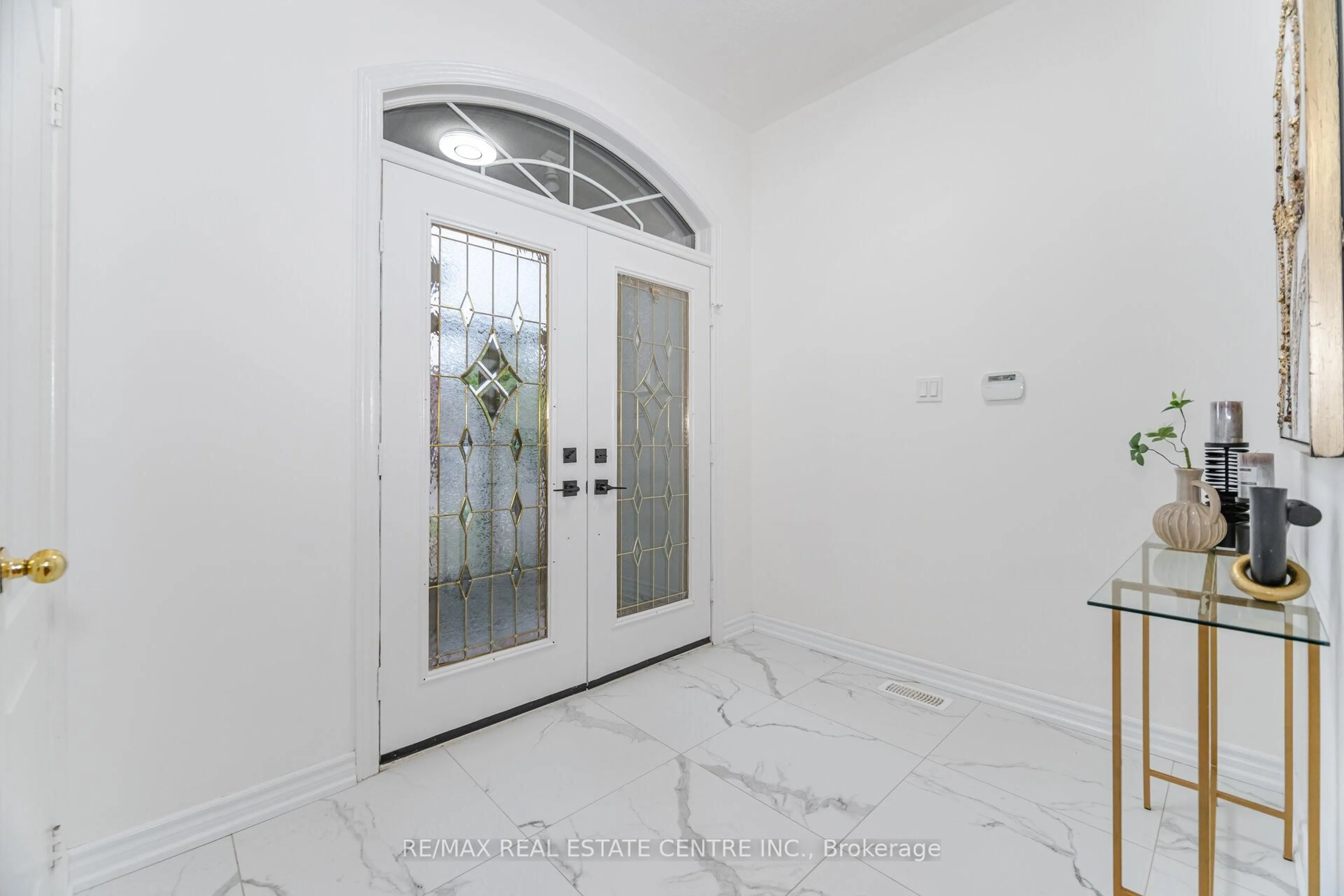 Indoor entryway for 24 Futura Ave, Richmond Hill Ontario L4S 1V2