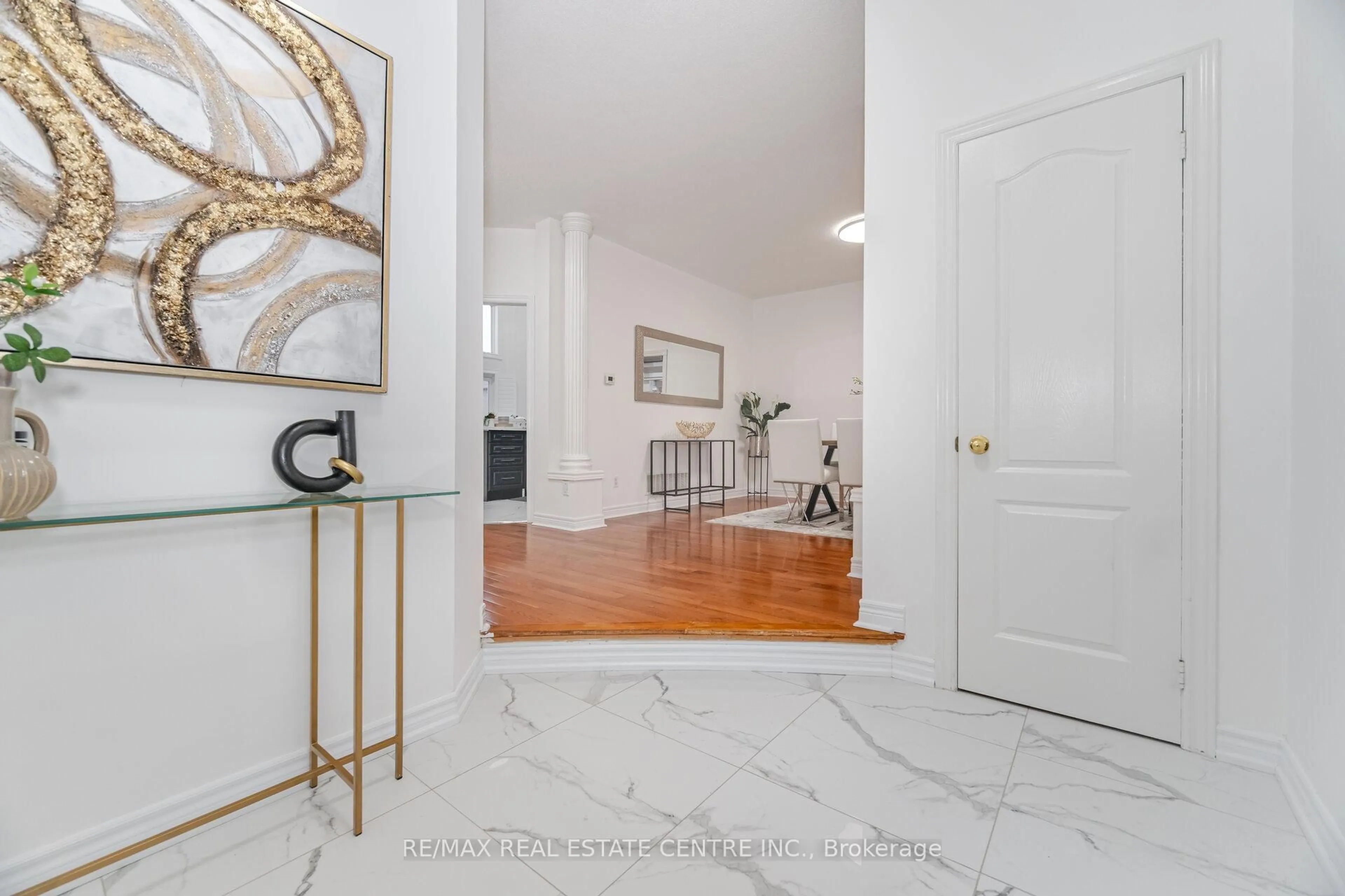 Indoor entryway for 24 Futura Ave, Richmond Hill Ontario L4S 1V2