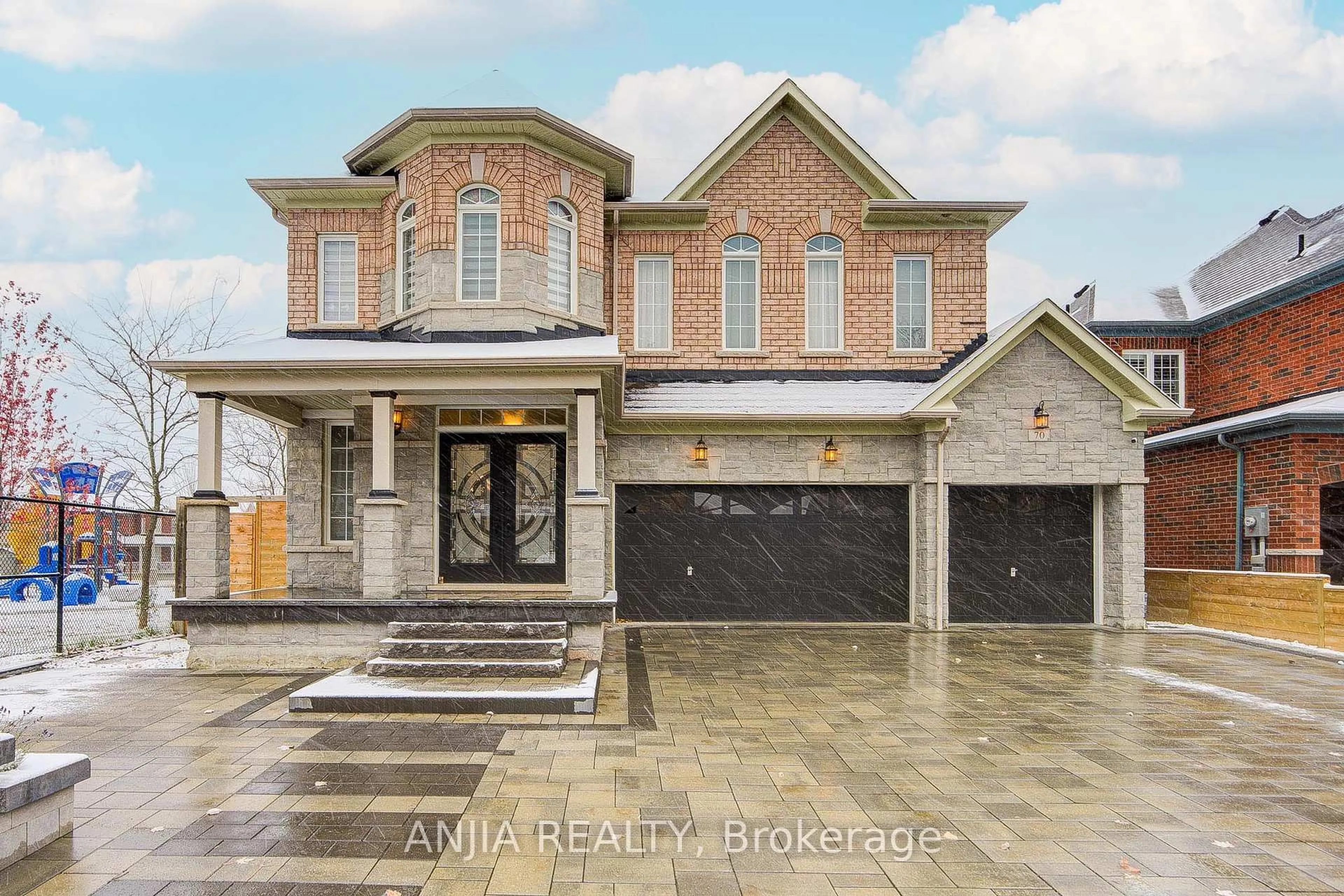 Home with brick exterior material, street for 70 Fairlee Circ, Whitchurch-Stouffville Ontario L4A 0V3