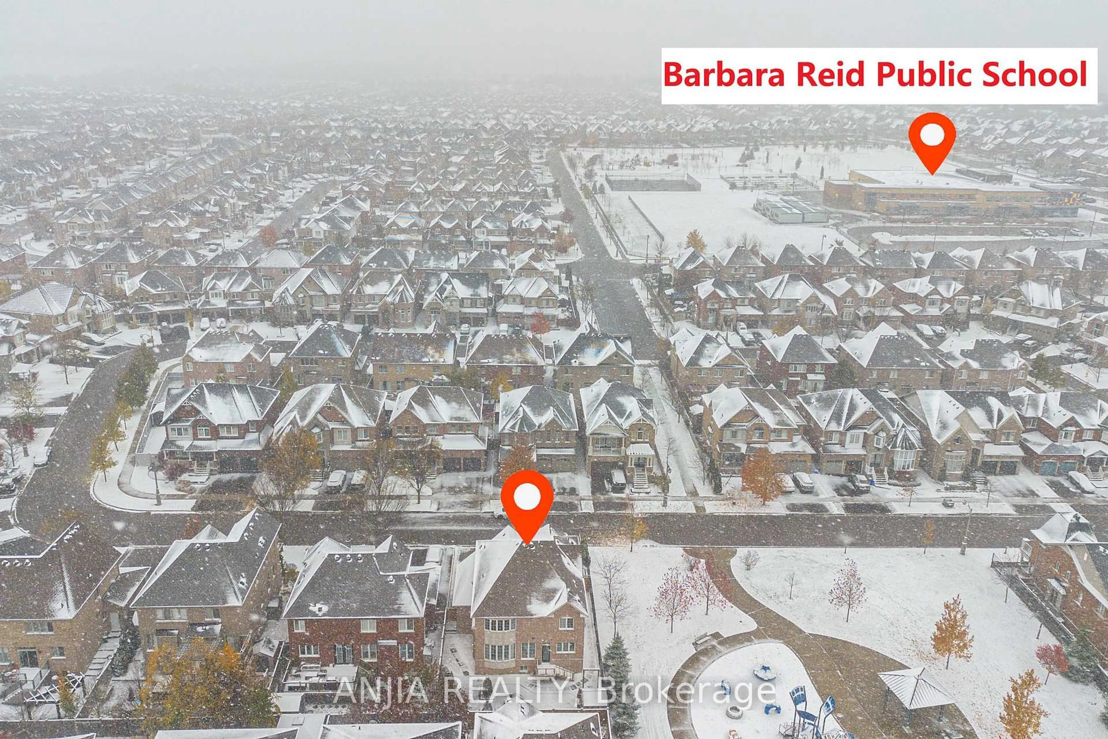 A pic from outside/outdoor area/front of a property/back of a property/a pic from drone, city buildings view from balcony for 70 Fairlee Circ, Whitchurch-Stouffville Ontario L4A 0V3