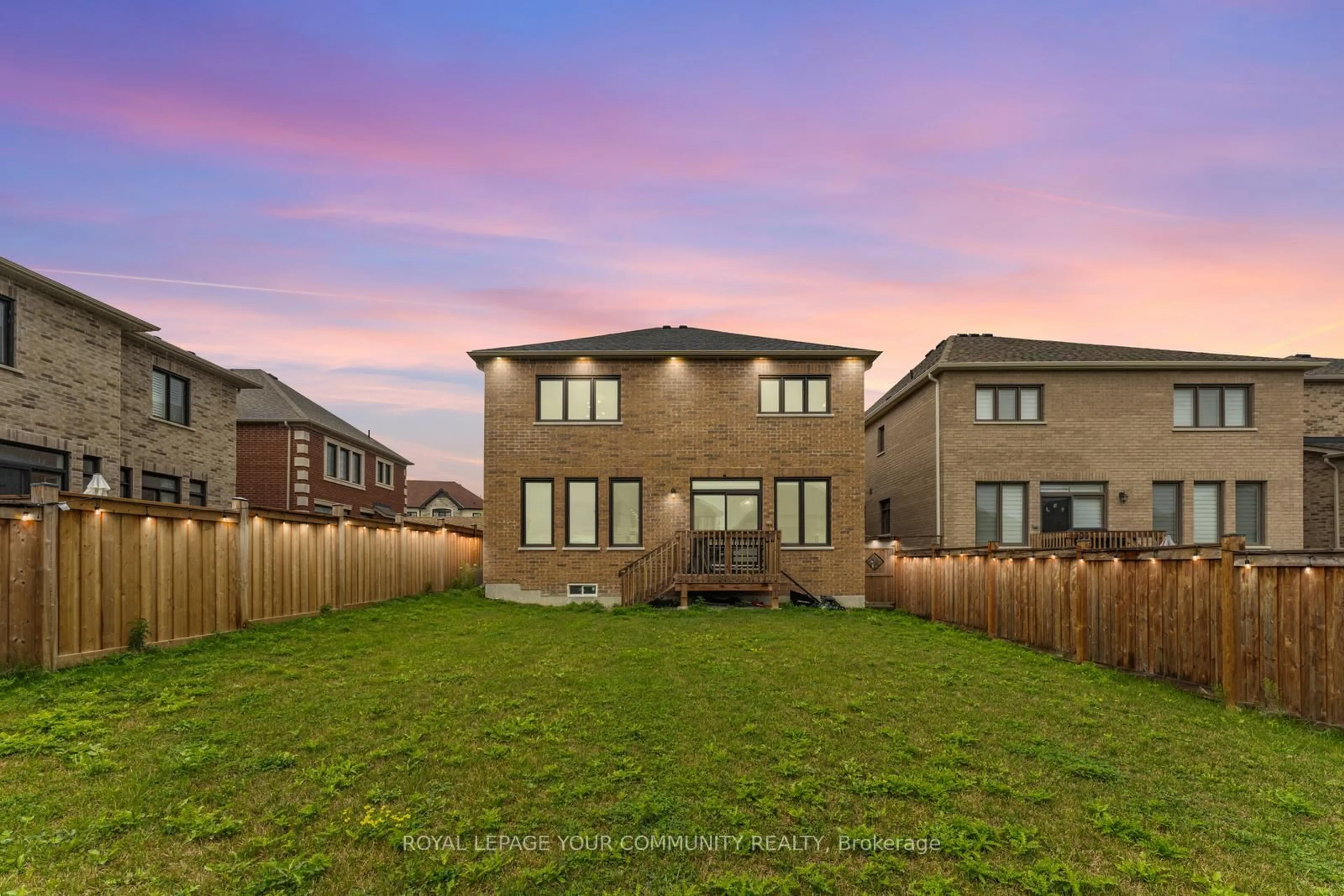 A pic from outside/outdoor area/front of a property/back of a property/a pic from drone, unknown for 1 Byblos Crt, East Gwillimbury Ontario L9N 0T3