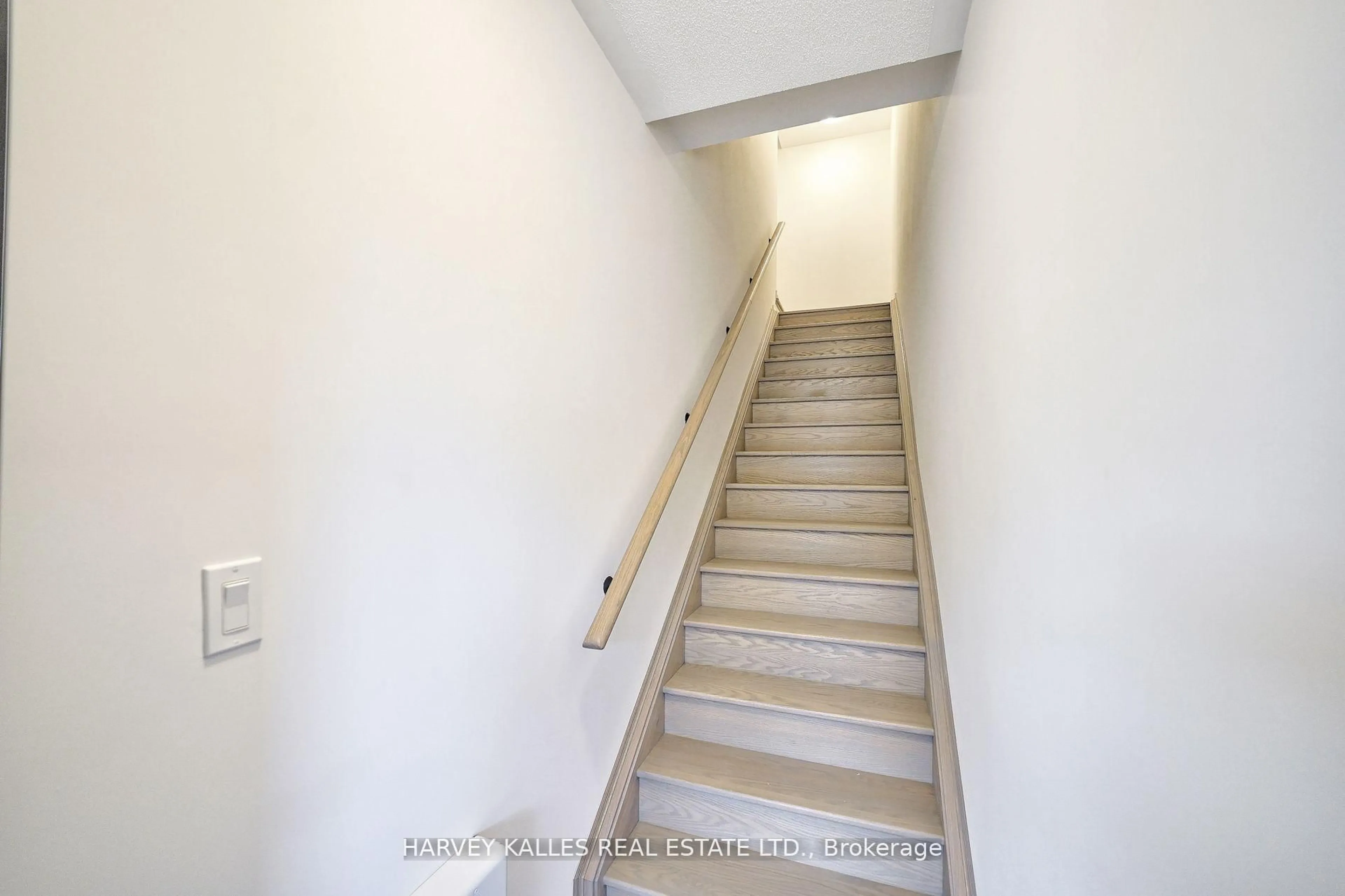 Stairs for 17 Lytham Green Circ #21, Newmarket Ontario L3Y 0H4