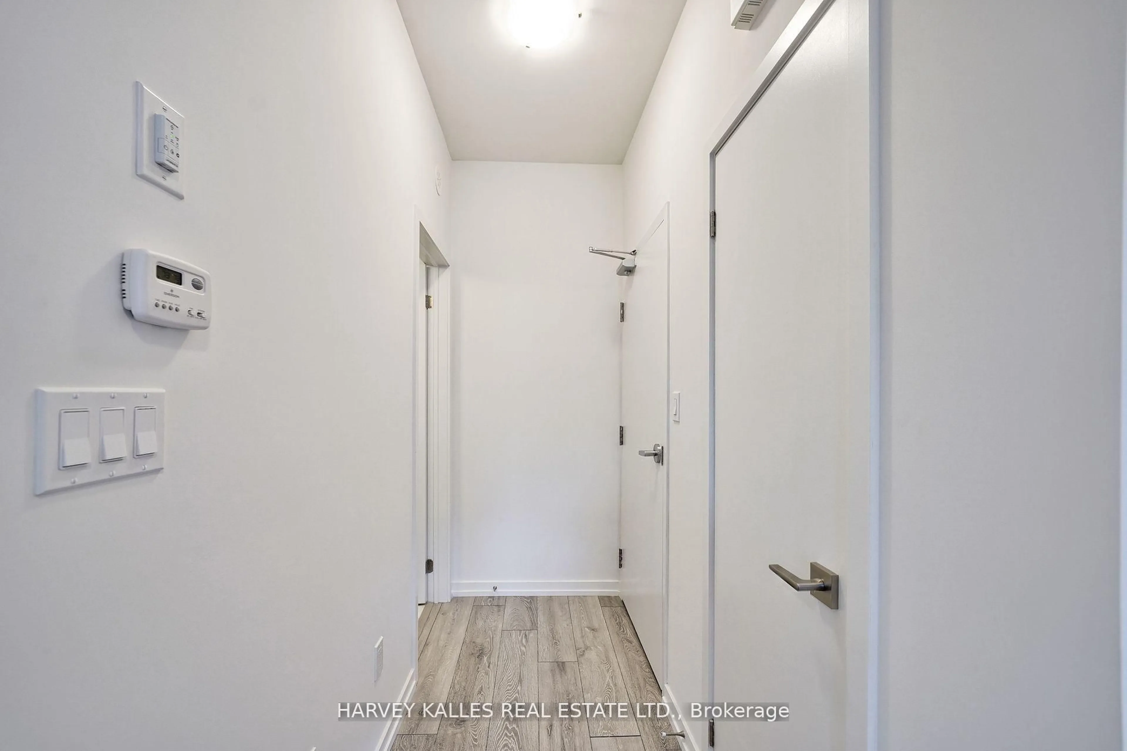 Indoor entryway for 17 Lytham Green Circ #21, Newmarket Ontario L3Y 0H4