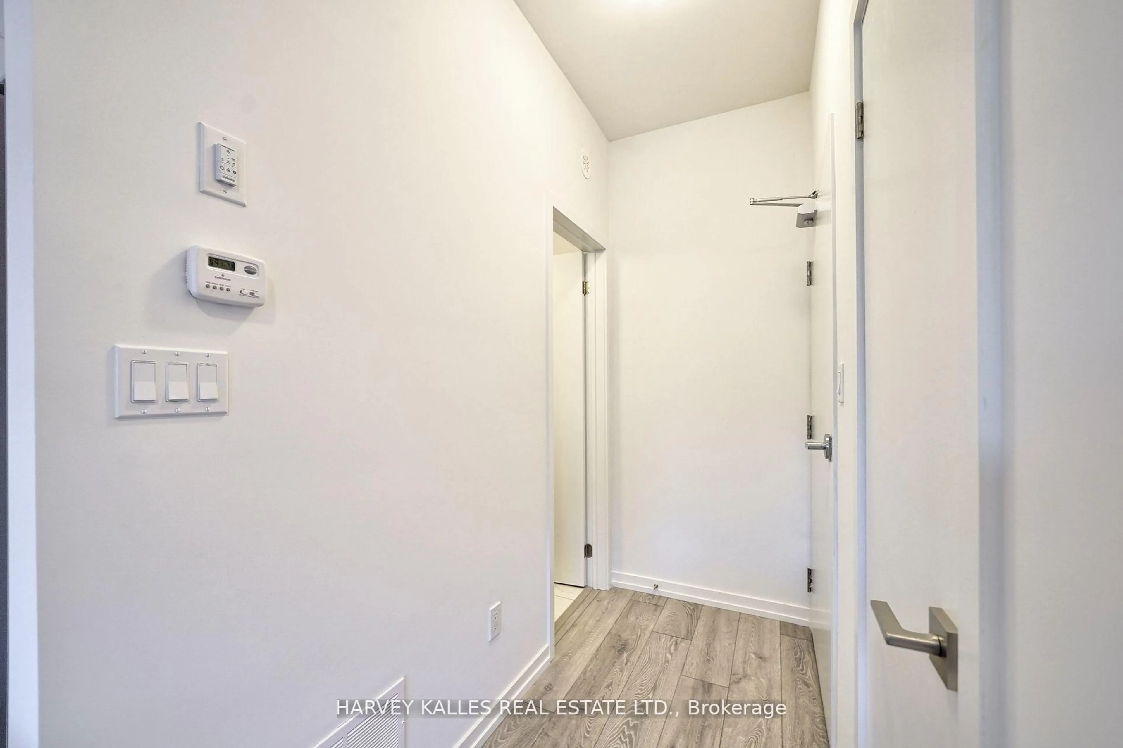 Indoor entryway for 17 Lytham Green Circ #21, Newmarket Ontario L3Y 0H4