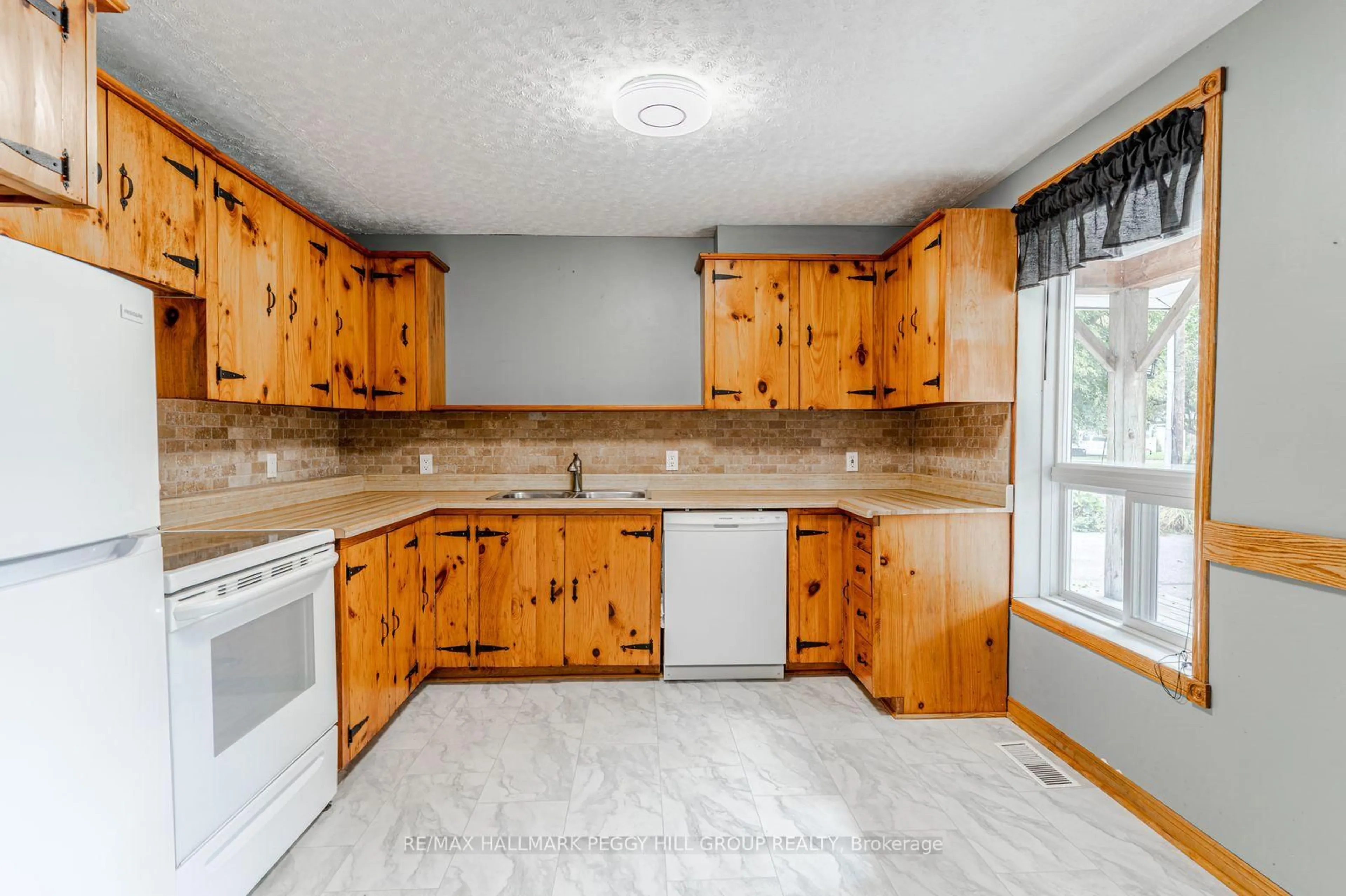 Standard kitchen, ceramic/tile floor for 40 Queen St, New Tecumseth Ontario L9R 1L2