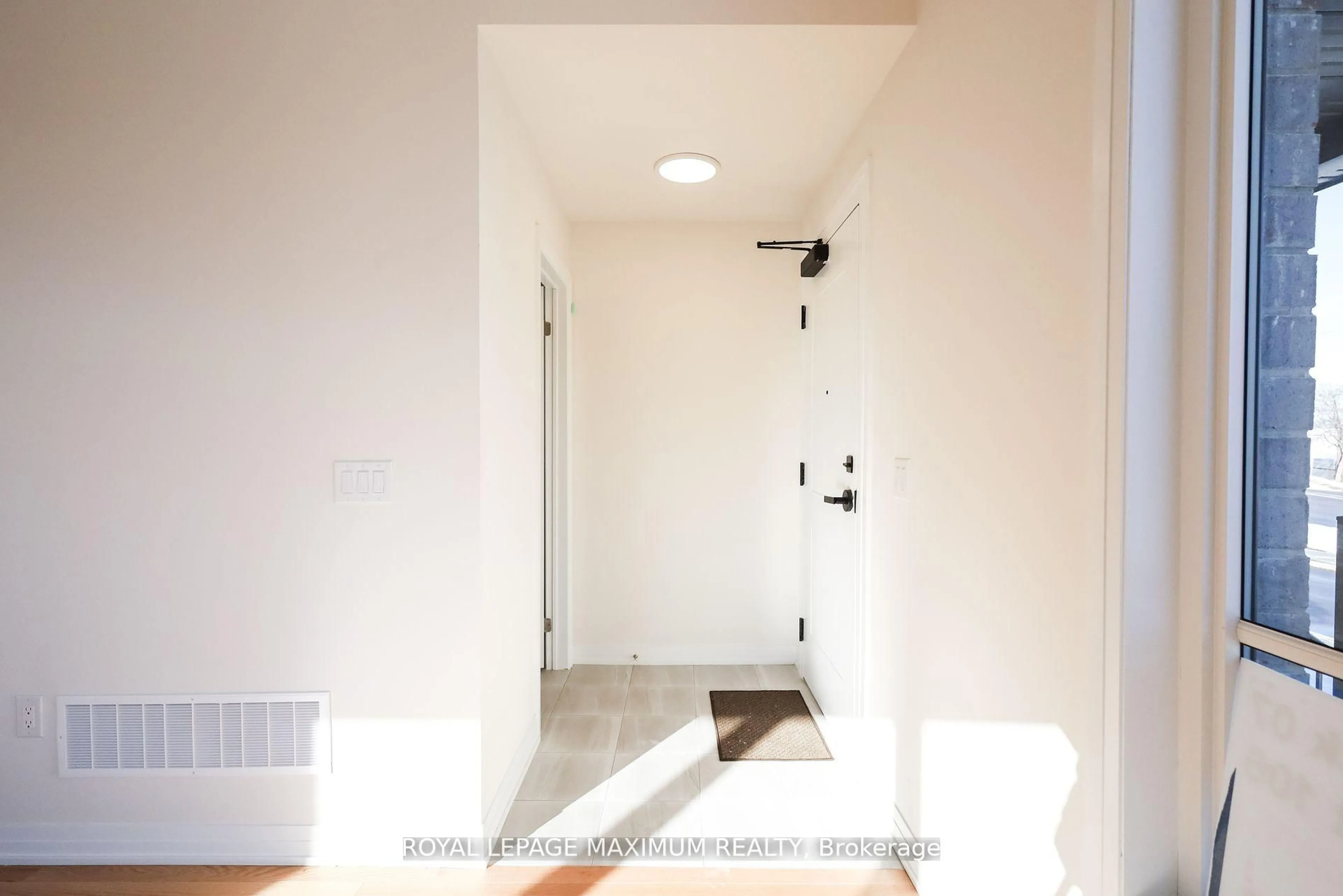 Indoor entryway for 11 Baynes Way #1, Bradford West Gwillimbury Ontario L3Z 4M1