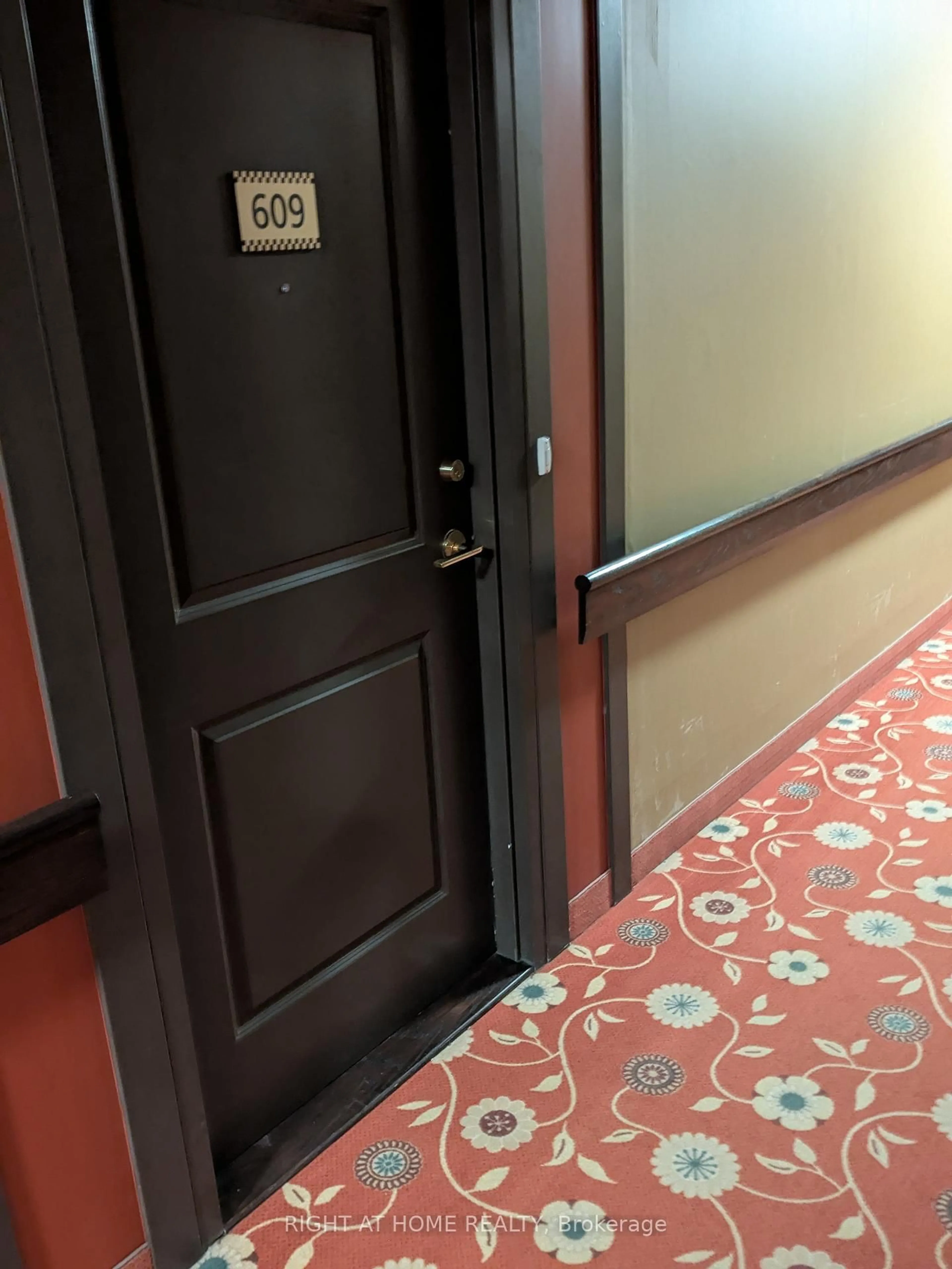 Indoor foyer for 11211 YONGE St #609, Richmond Hill Ontario L4S 0E9