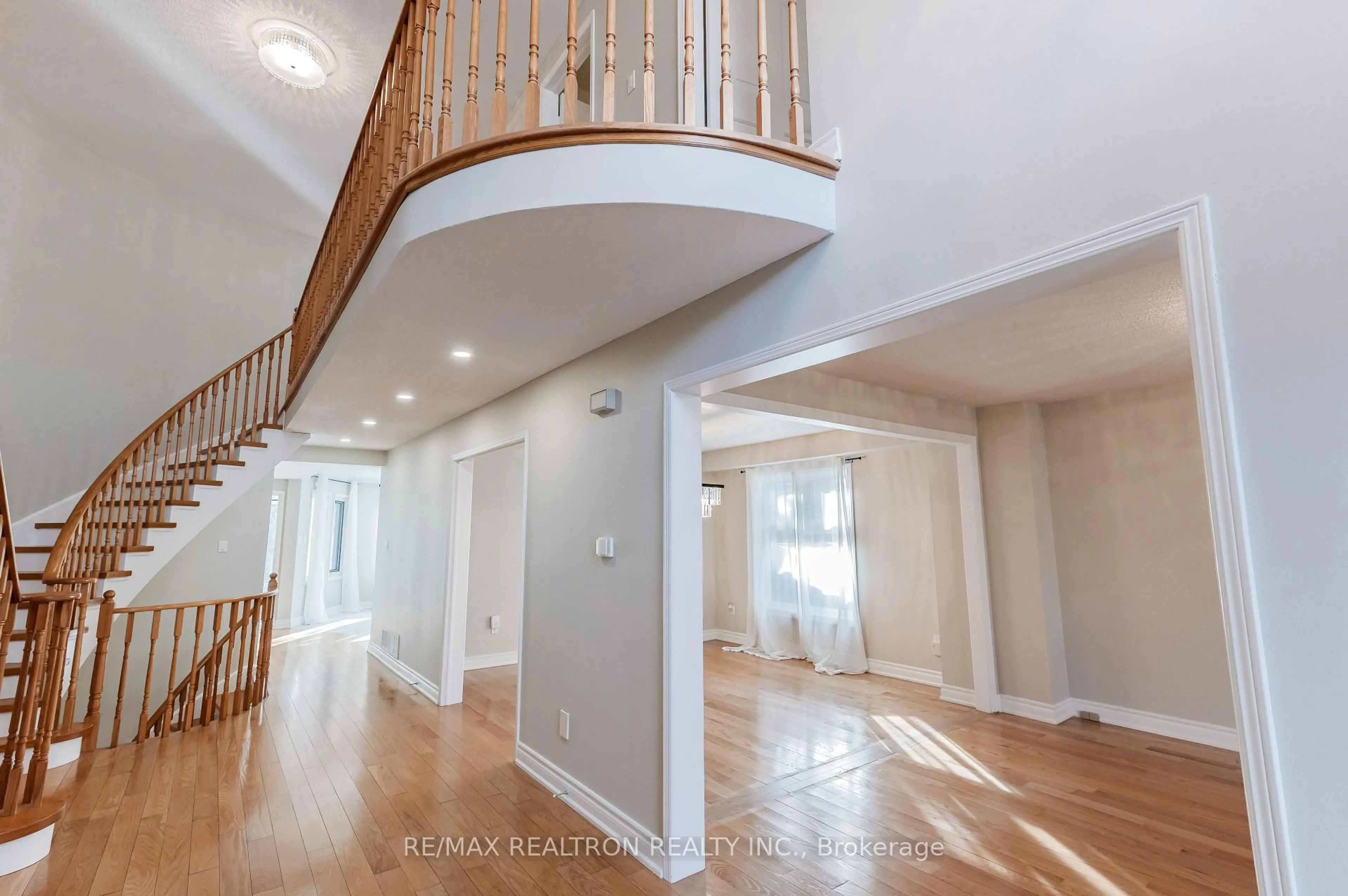Indoor entryway for 26 Brantwood Crt, Markham Ontario L3R 8J3