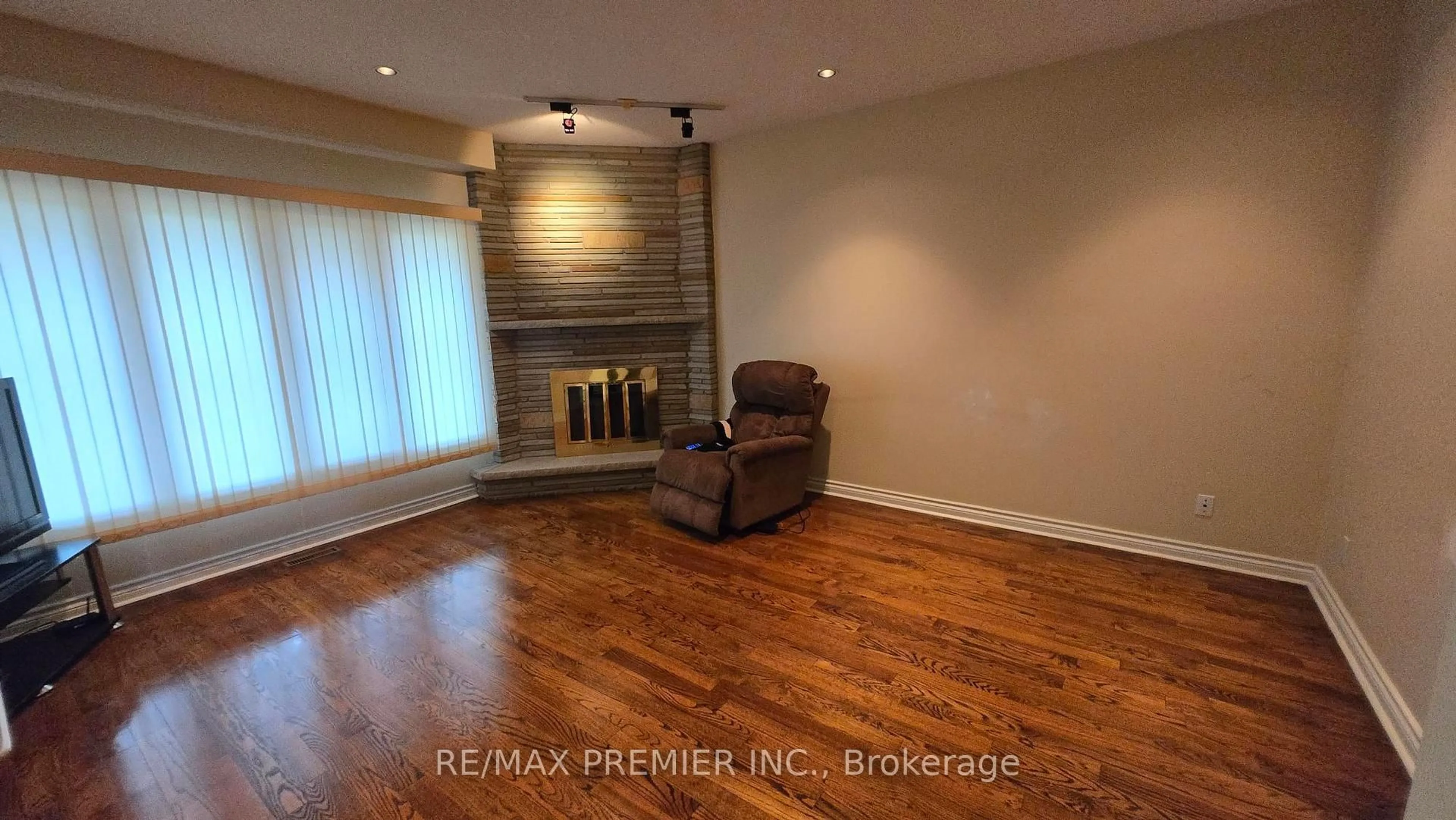 Unknown for 36 Railway St, Vaughan Ontario L6A 1P7