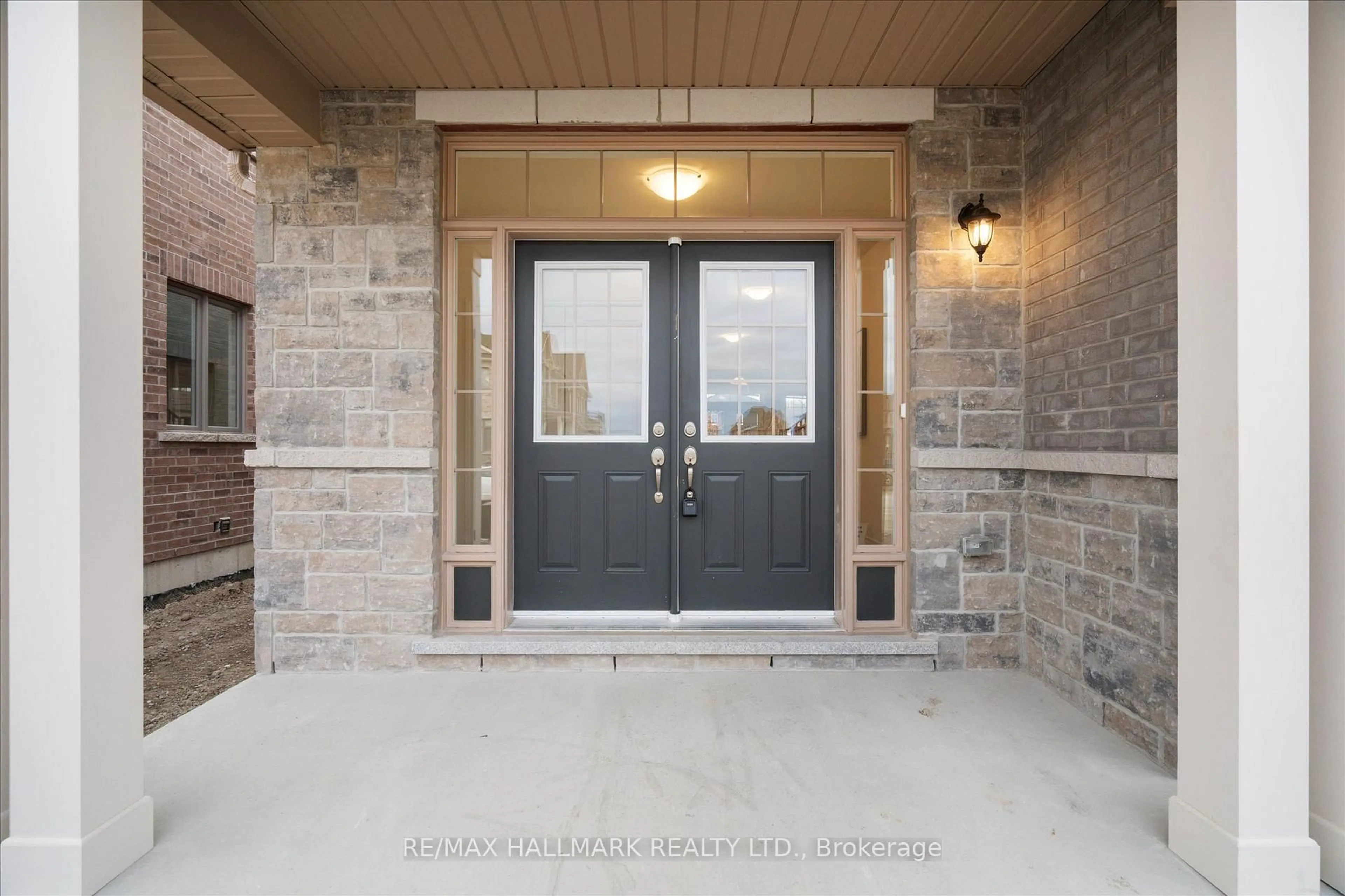 Indoor entryway for 11 Tamblyn Tr, New Tecumseth Ontario L0G 1A0