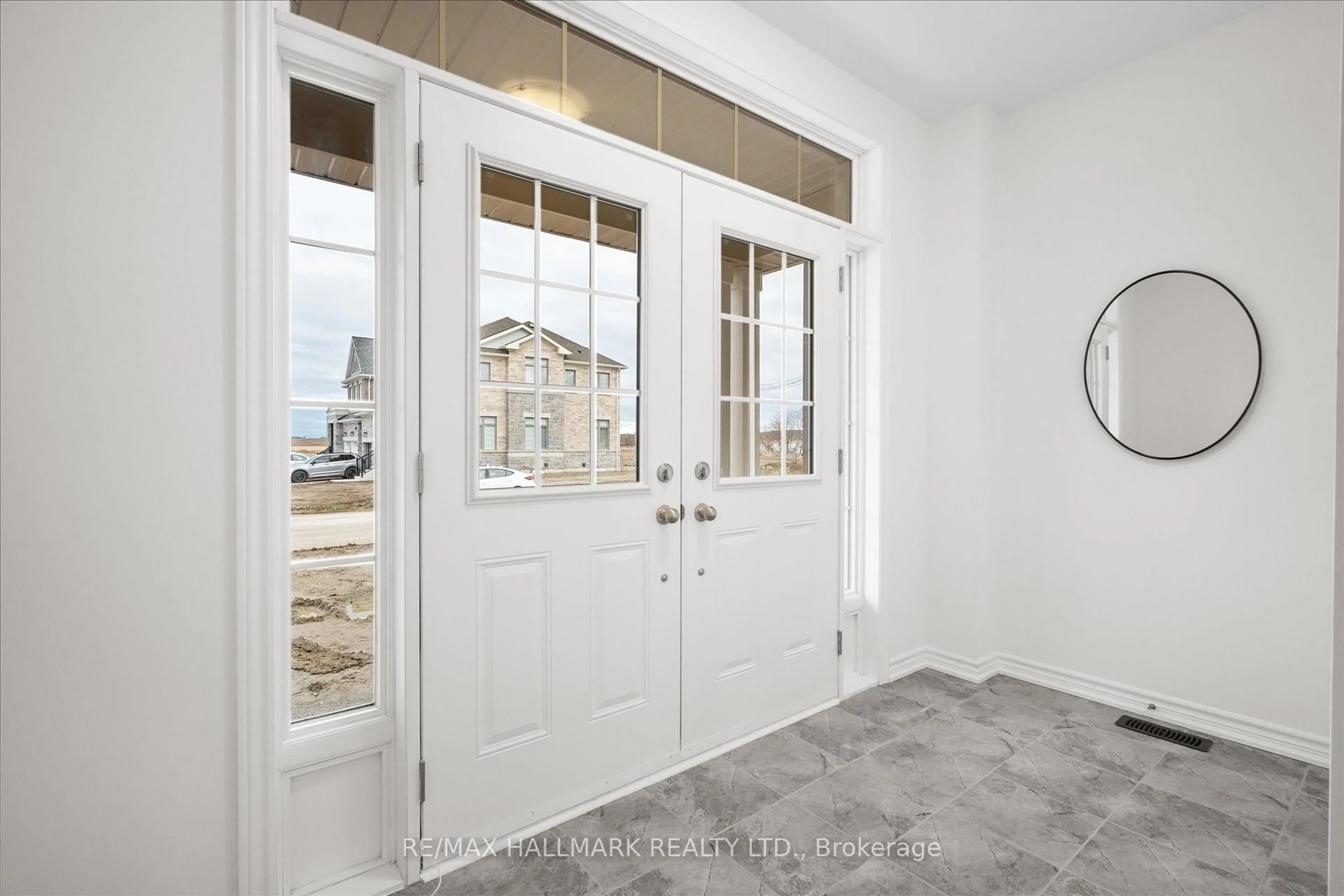 Indoor entryway for 11 Tamblyn Tr, New Tecumseth Ontario L0G 1A0