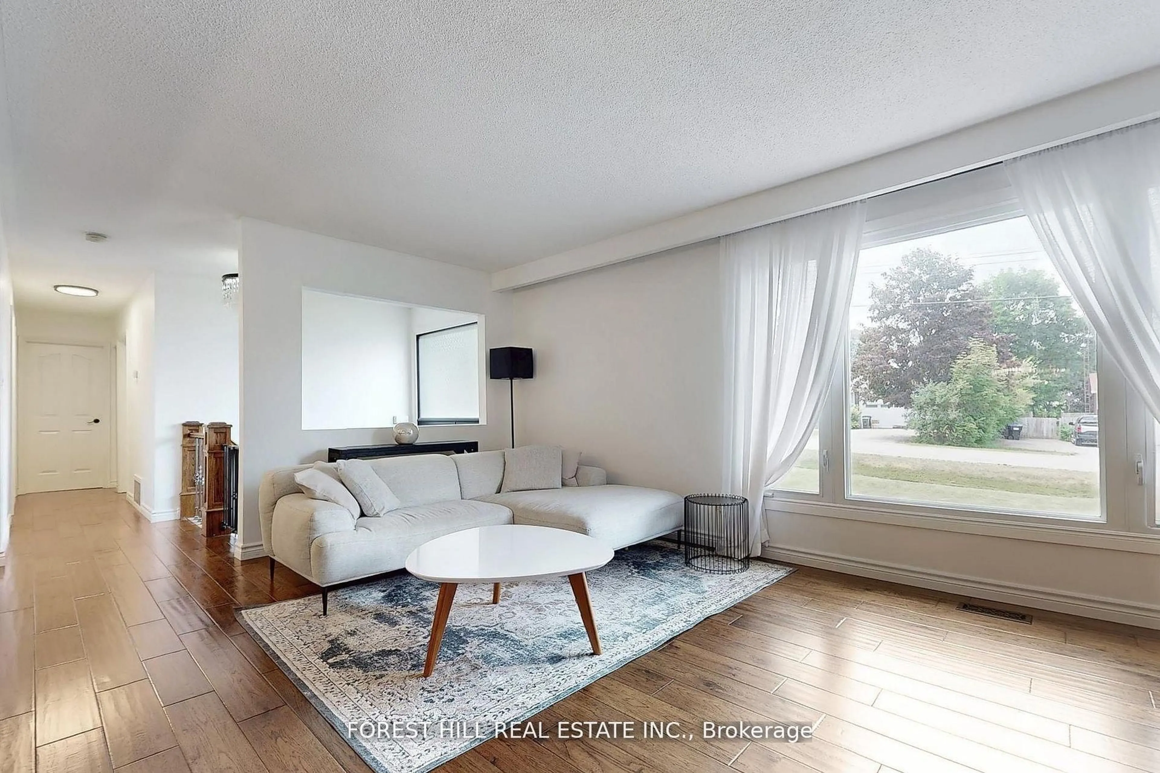 Living room with furniture, unknown for 21 Lallien Dr, Bradford West Gwillimbury Ontario L0G 1B0