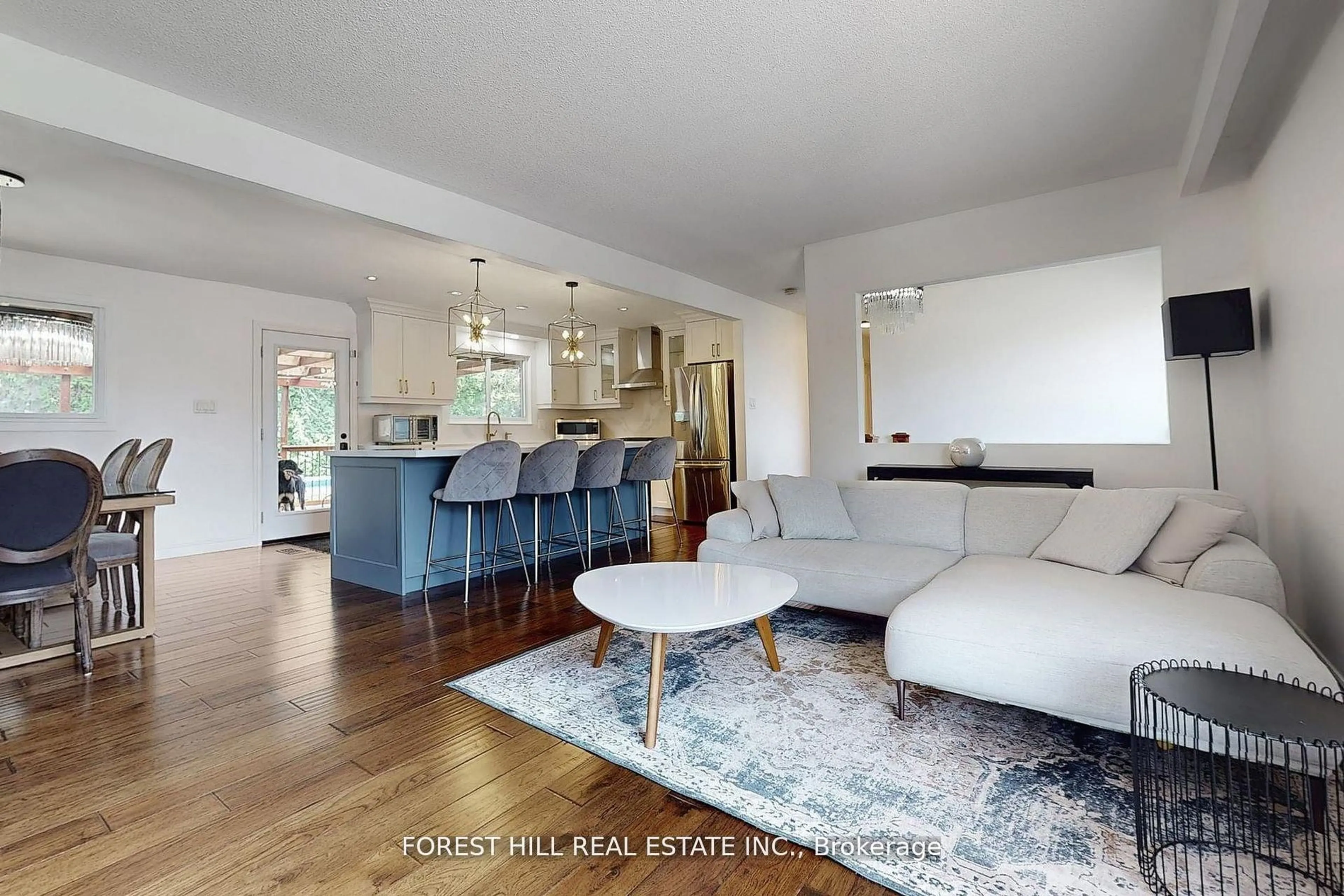 Living room with furniture, unknown for 21 Lallien Dr, Bradford West Gwillimbury Ontario L0G 1B0