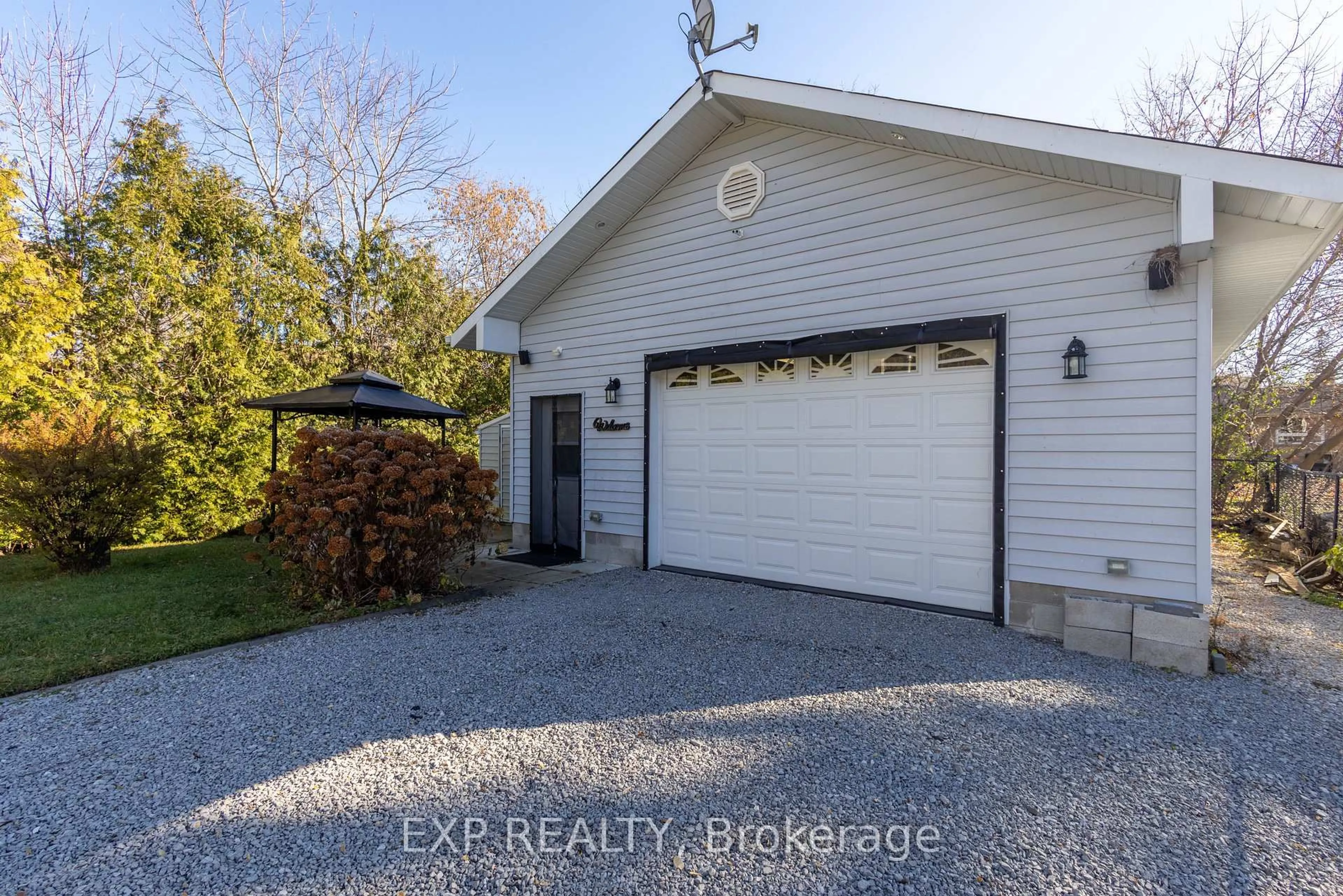 Indoor garage for 277 Boyers Rd, Georgina Ontario L4P 3C8