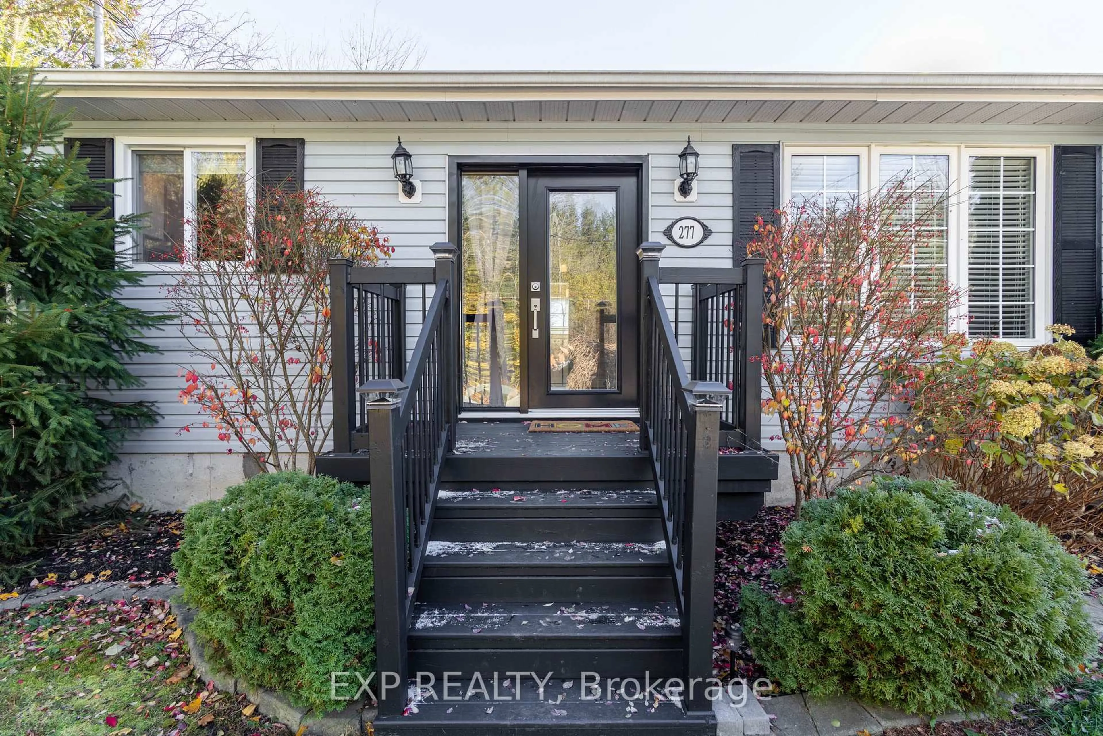 Indoor entryway for 277 Boyers Rd, Georgina Ontario L4P 3C8