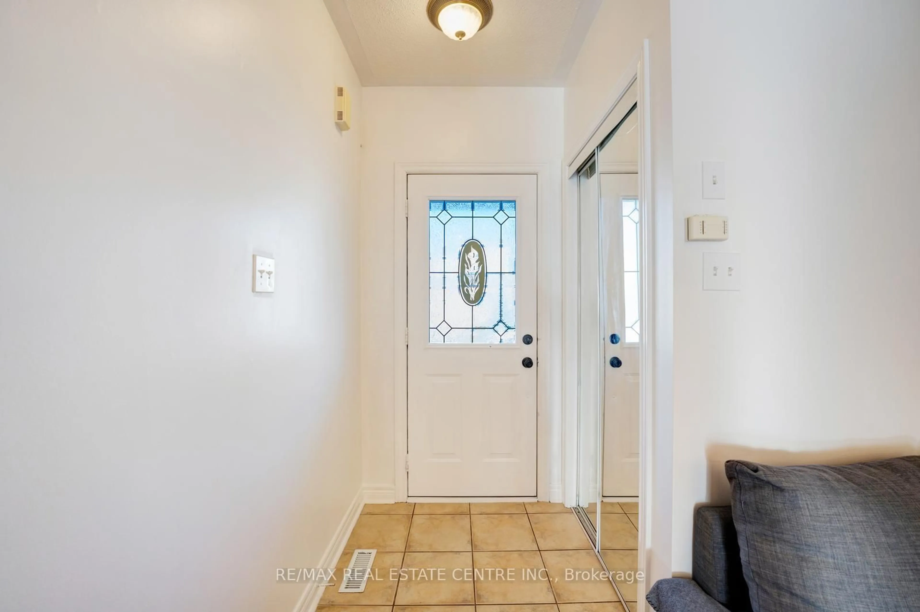 Indoor entryway for 9 Dolce Cres, Vaughan Ontario L4H 3C7
