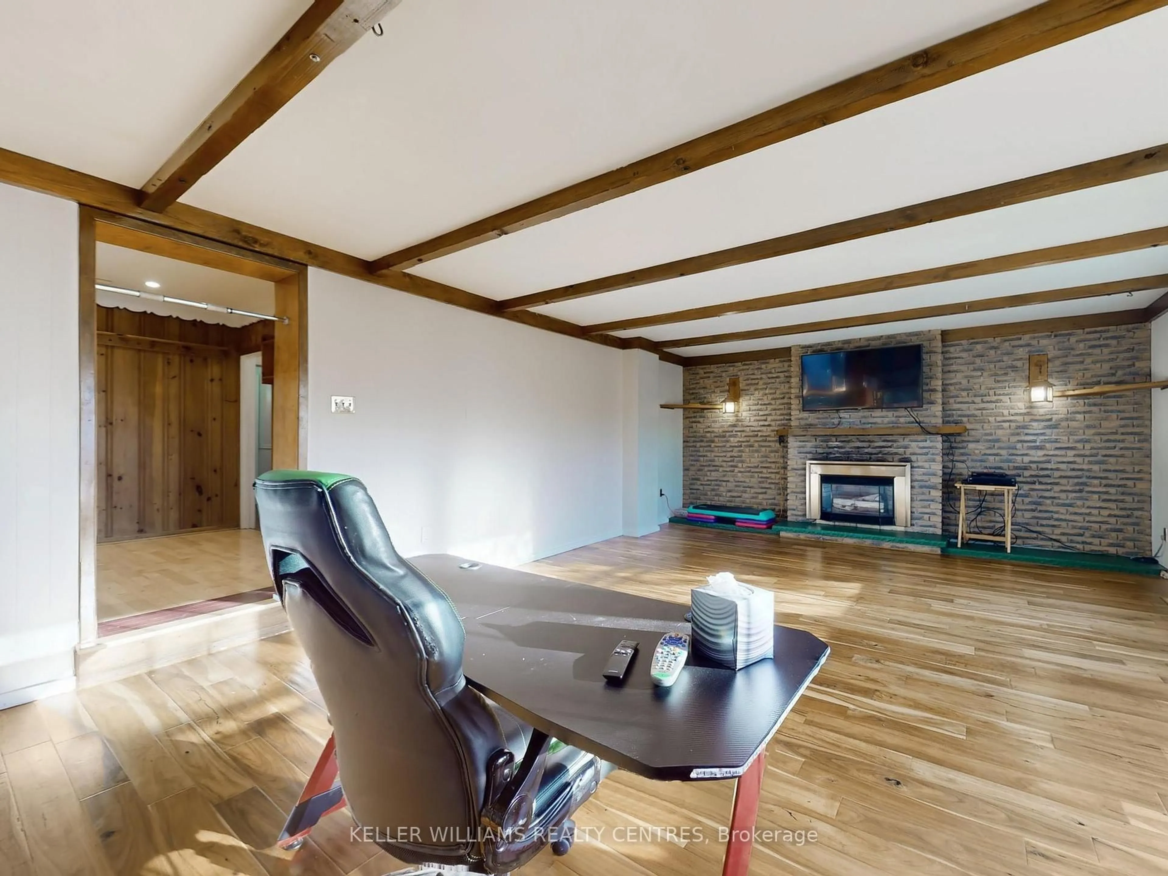 Living room with furniture, wood/laminate floor for 105 Rockport Cres, Richmond Hill Ontario L4C 2M1