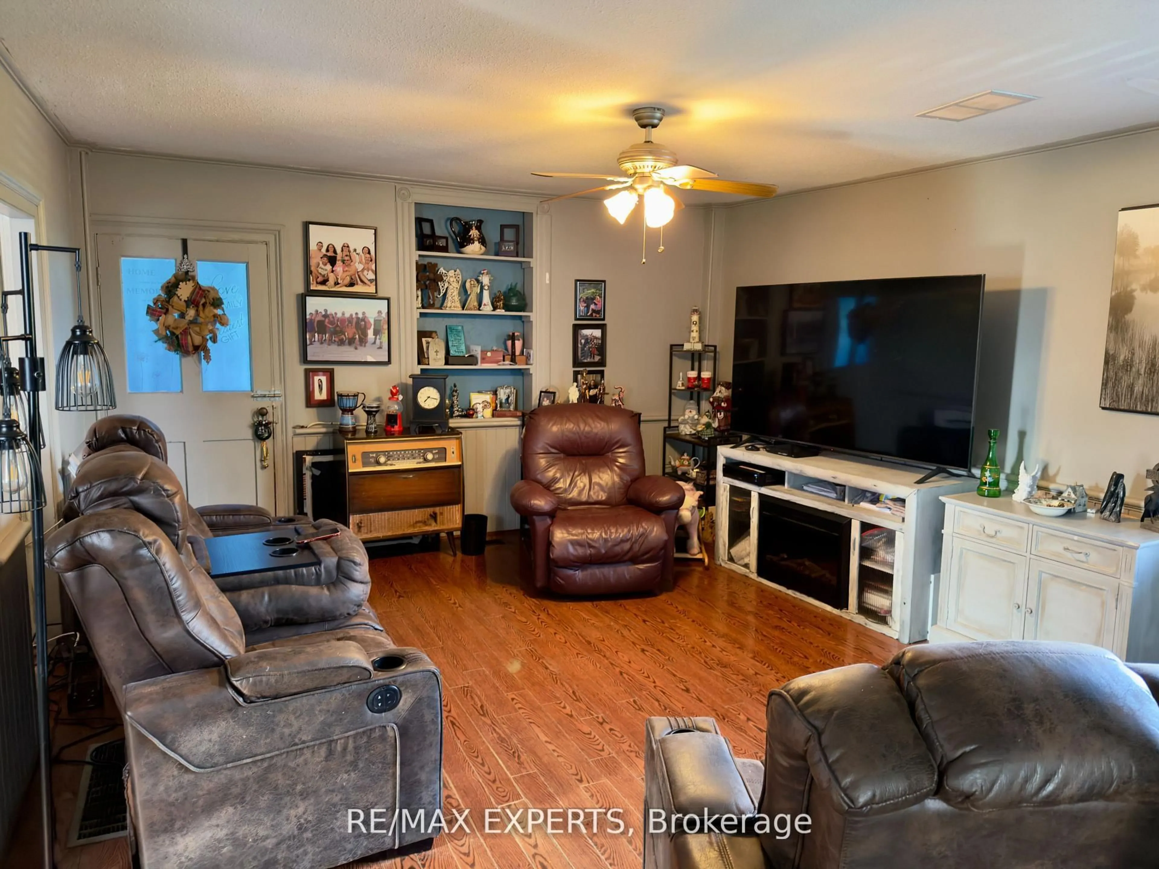Living room with furniture, unknown for 14155 Highway 27, King Ontario L0G 1T0