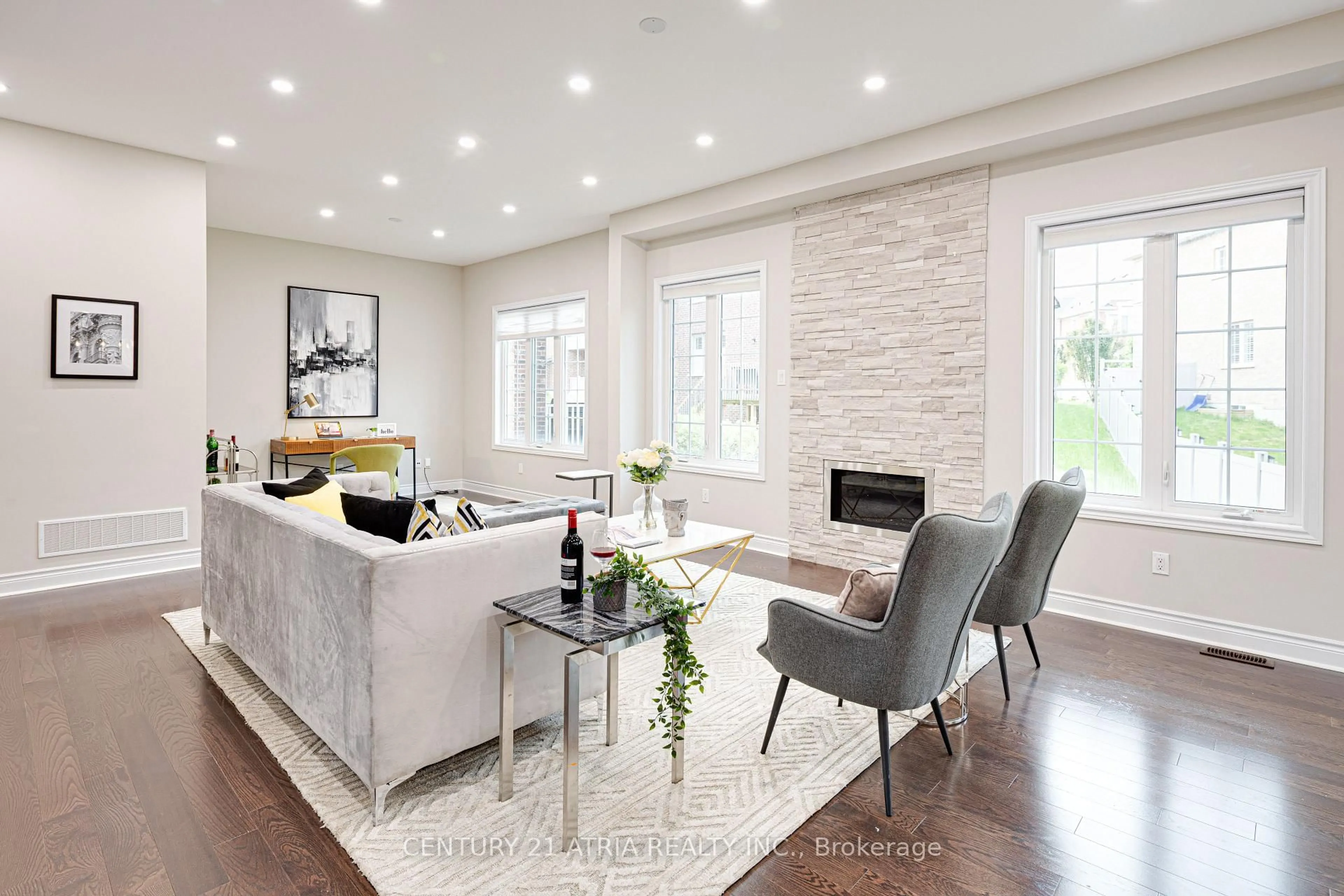 Living room with furniture, unknown for 19 Match Point Crt, Aurora Ontario L4G 3J1