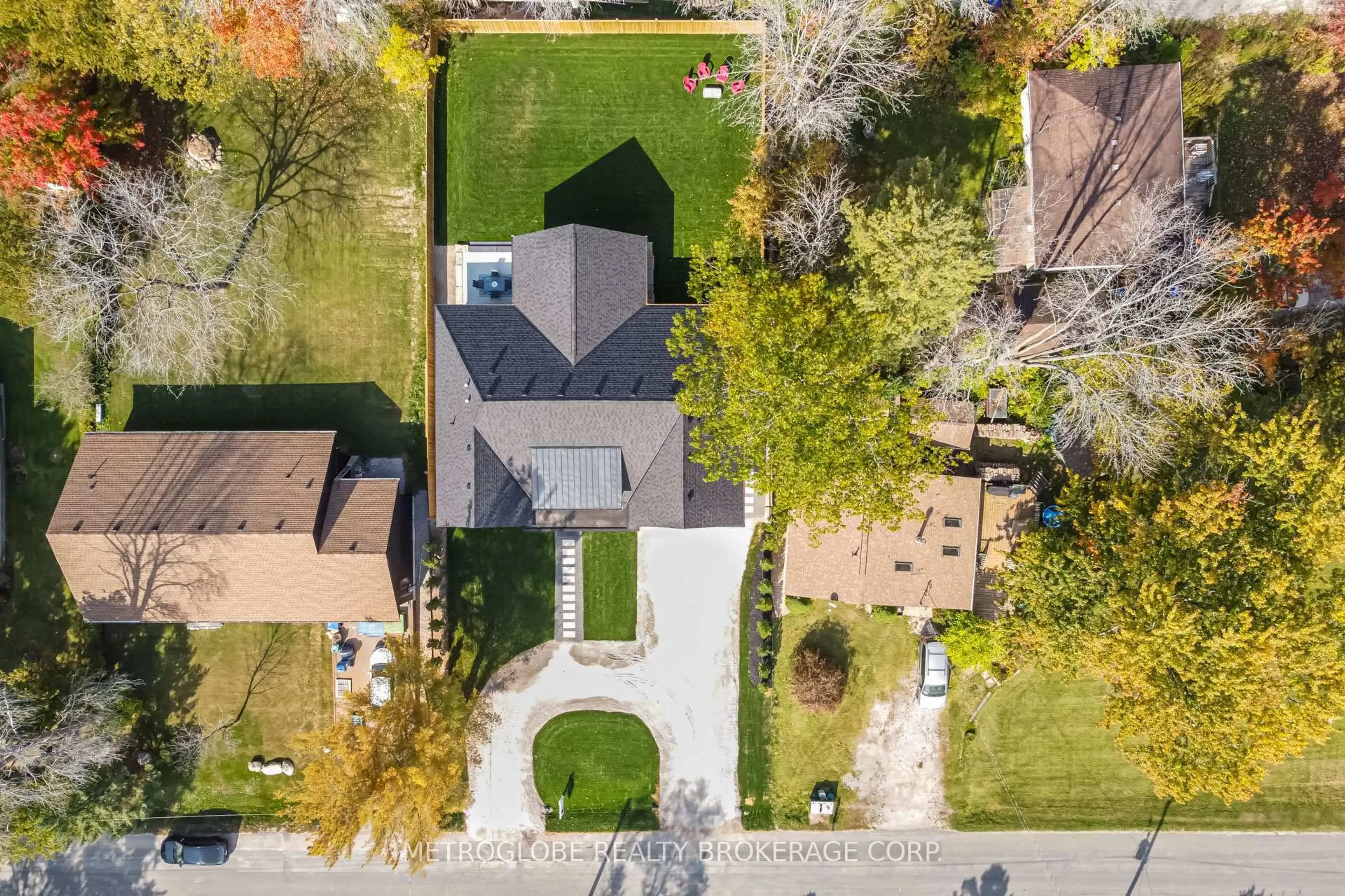 A pic from outside/outdoor area/front of a property/back of a property/a pic from drone, street for 862 Kennedy Rd, Innisfil Ontario L9S 4M5