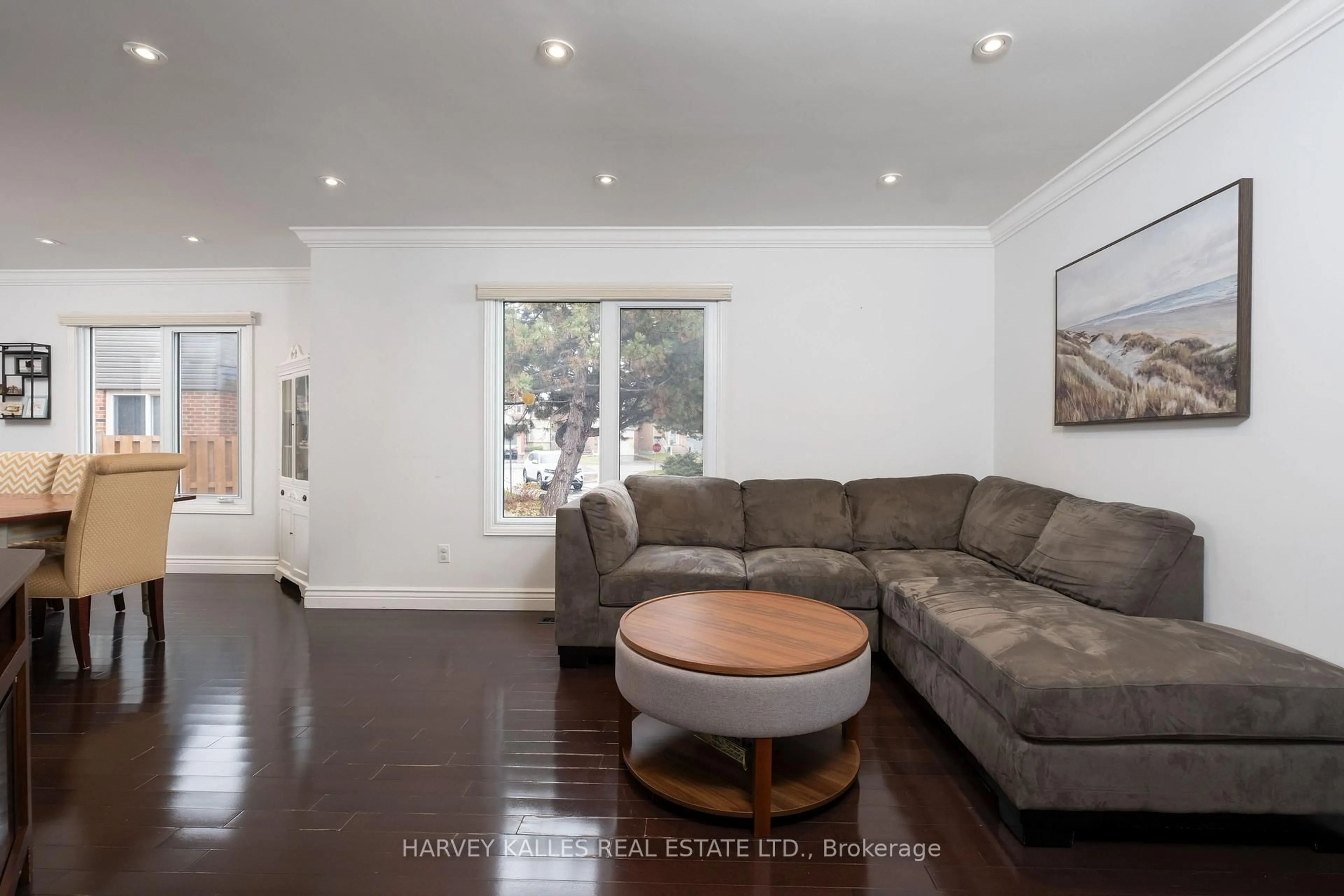 Living room with furniture, wood/laminate floor for 14 Beaumont Pl, Vaughan Ontario L4J 4X2