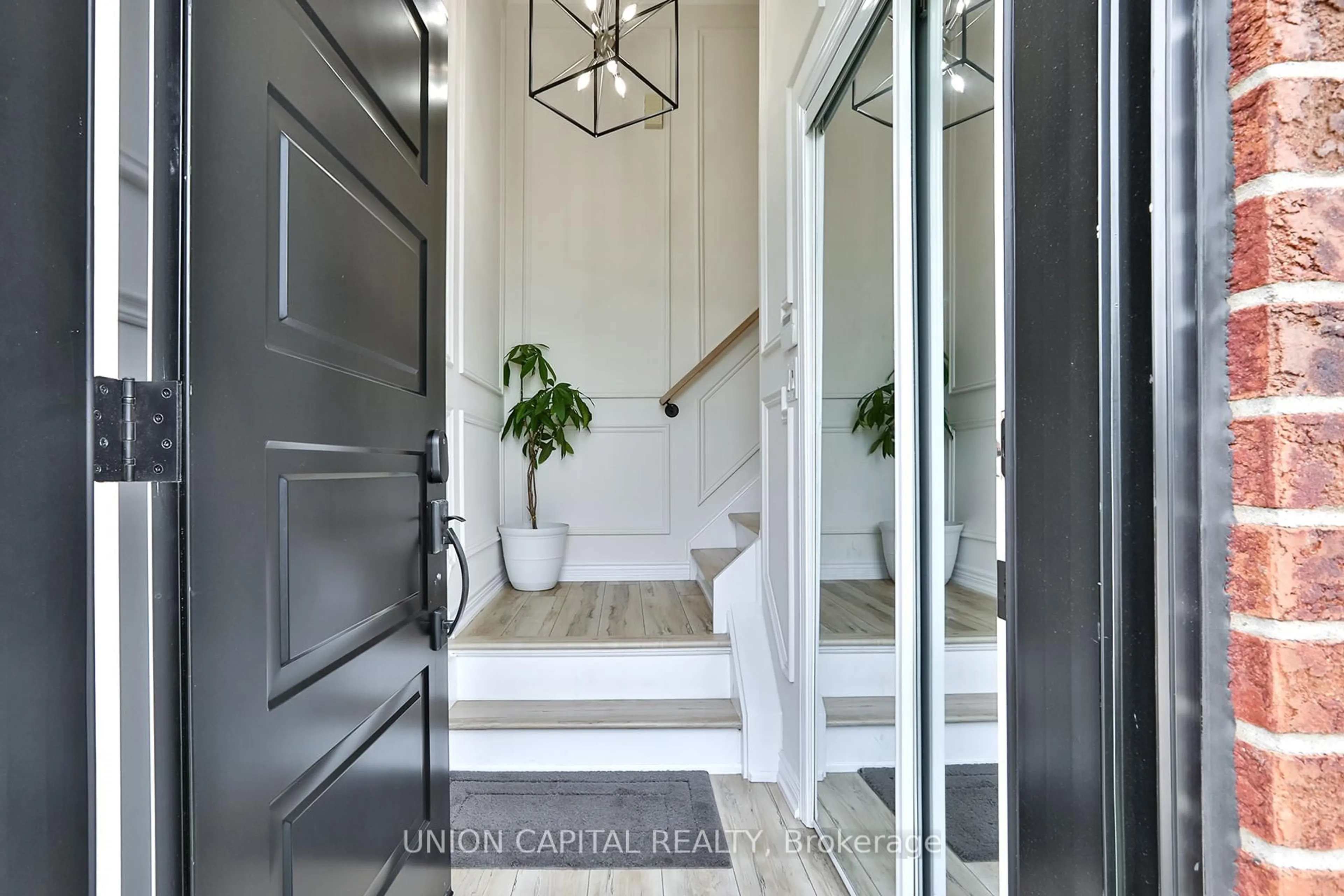 Indoor entryway for 21 Avon Cres, Vaughan Ontario L4L 1H4