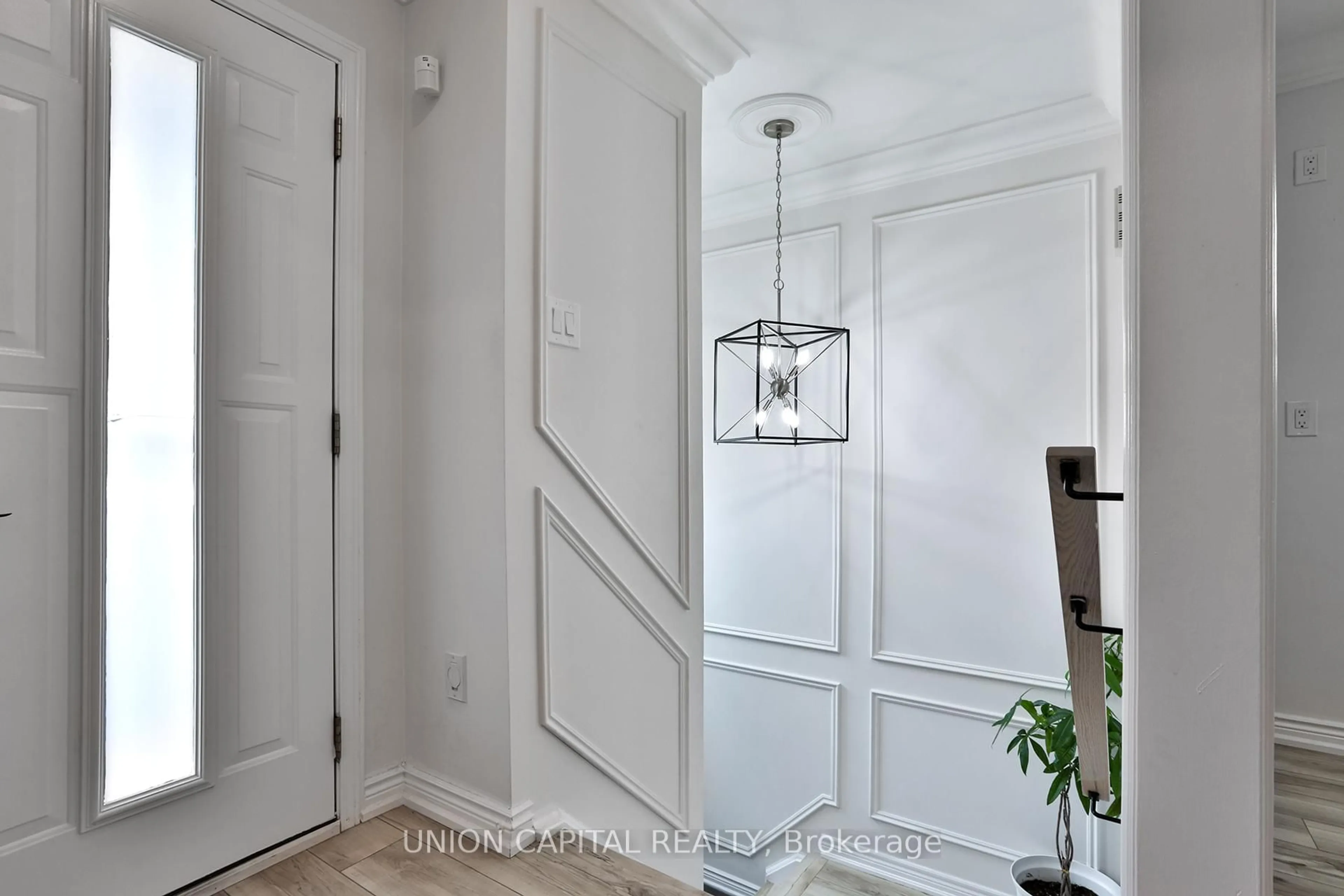 Indoor entryway for 21 Avon Cres, Vaughan Ontario L4L 1H4