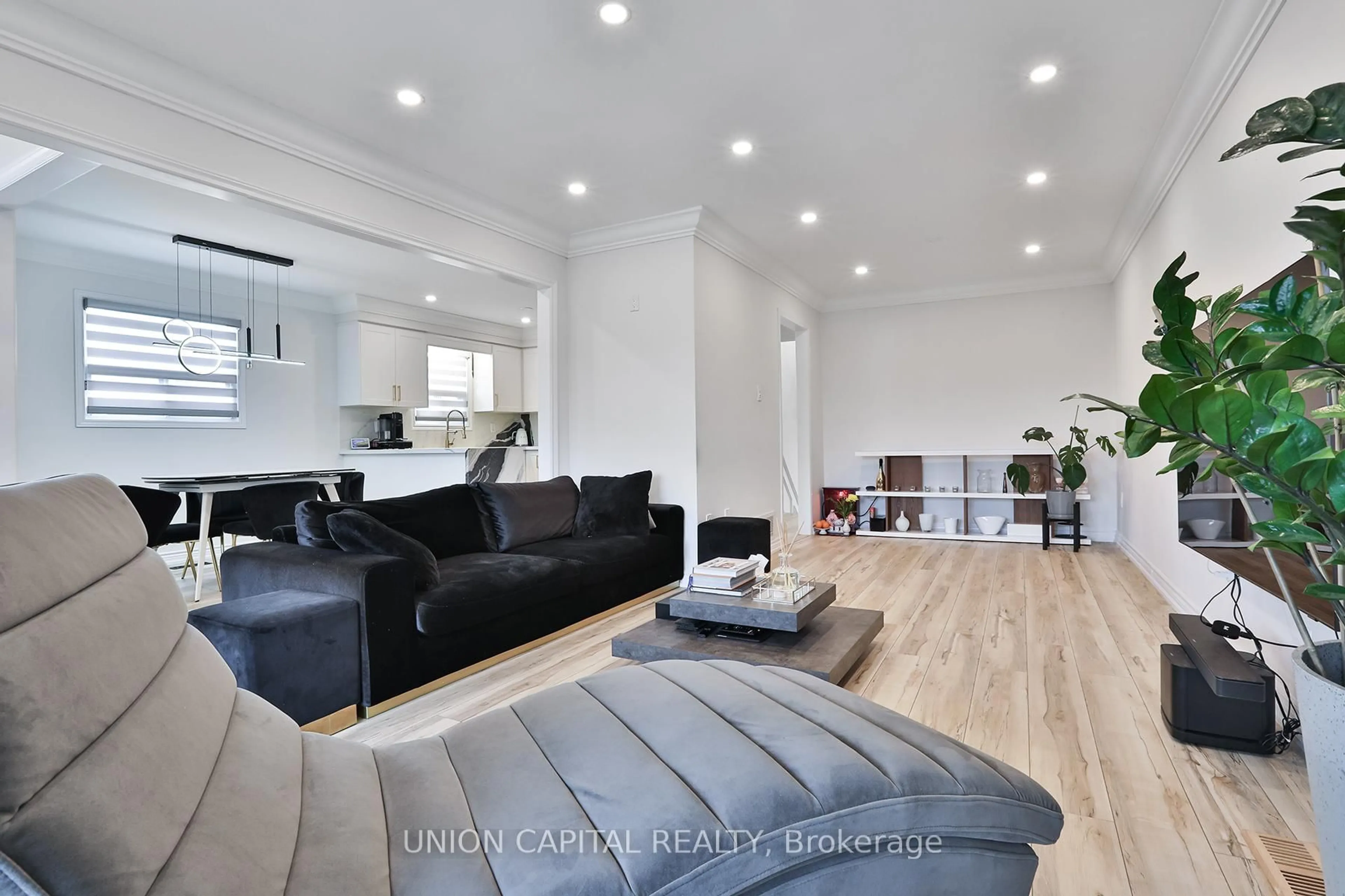 Living room with furniture, unknown for 21 Avon Cres, Vaughan Ontario L4L 1H4