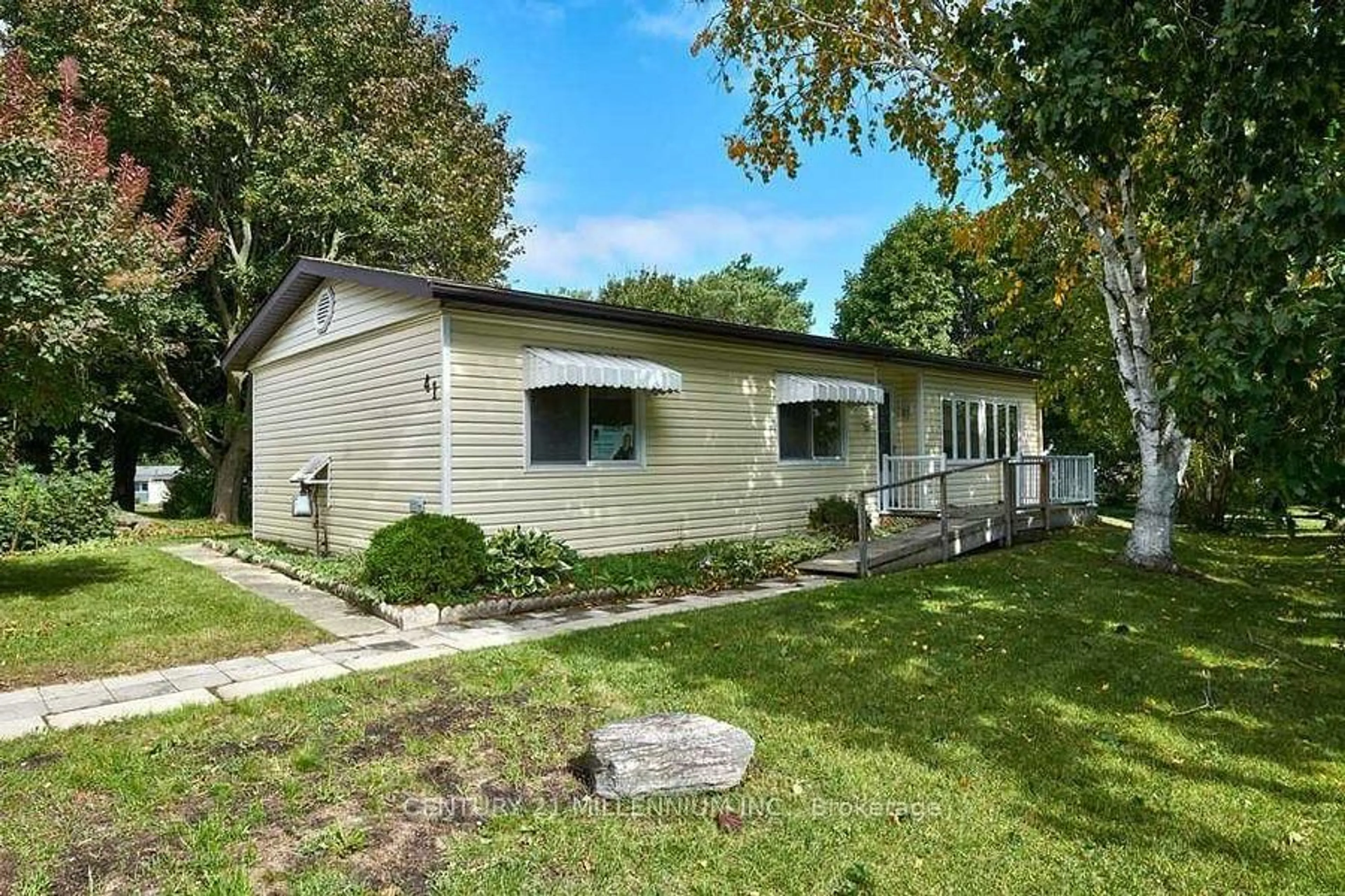 Home with vinyl exterior material, street for 41 Trefoil Dr, Innisfil Ontario L9S 1P7