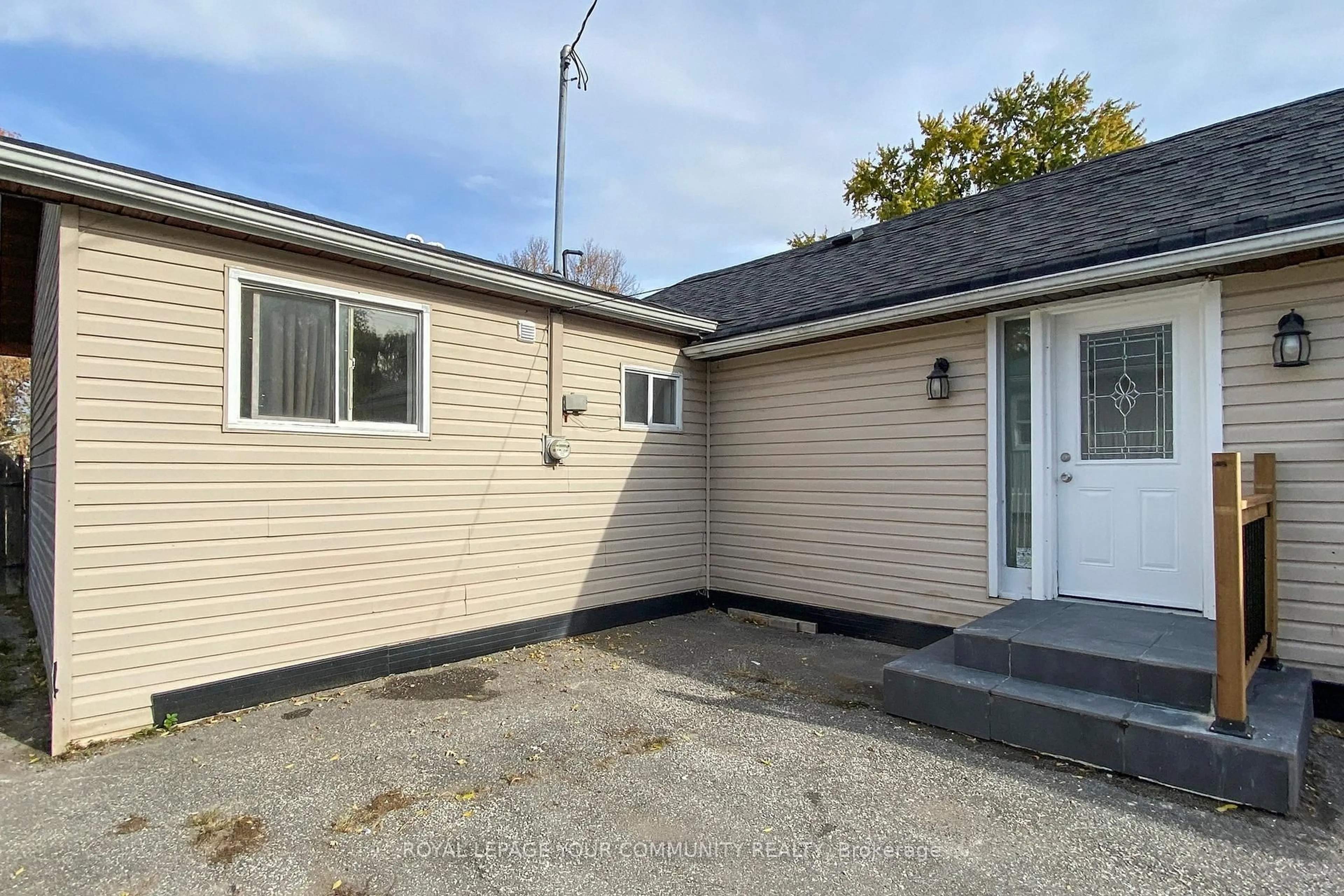 A pic from outside/outdoor area/front of a property/back of a property/a pic from drone, street for 240 Royal Rd, Georgina Ontario L4P 2T8