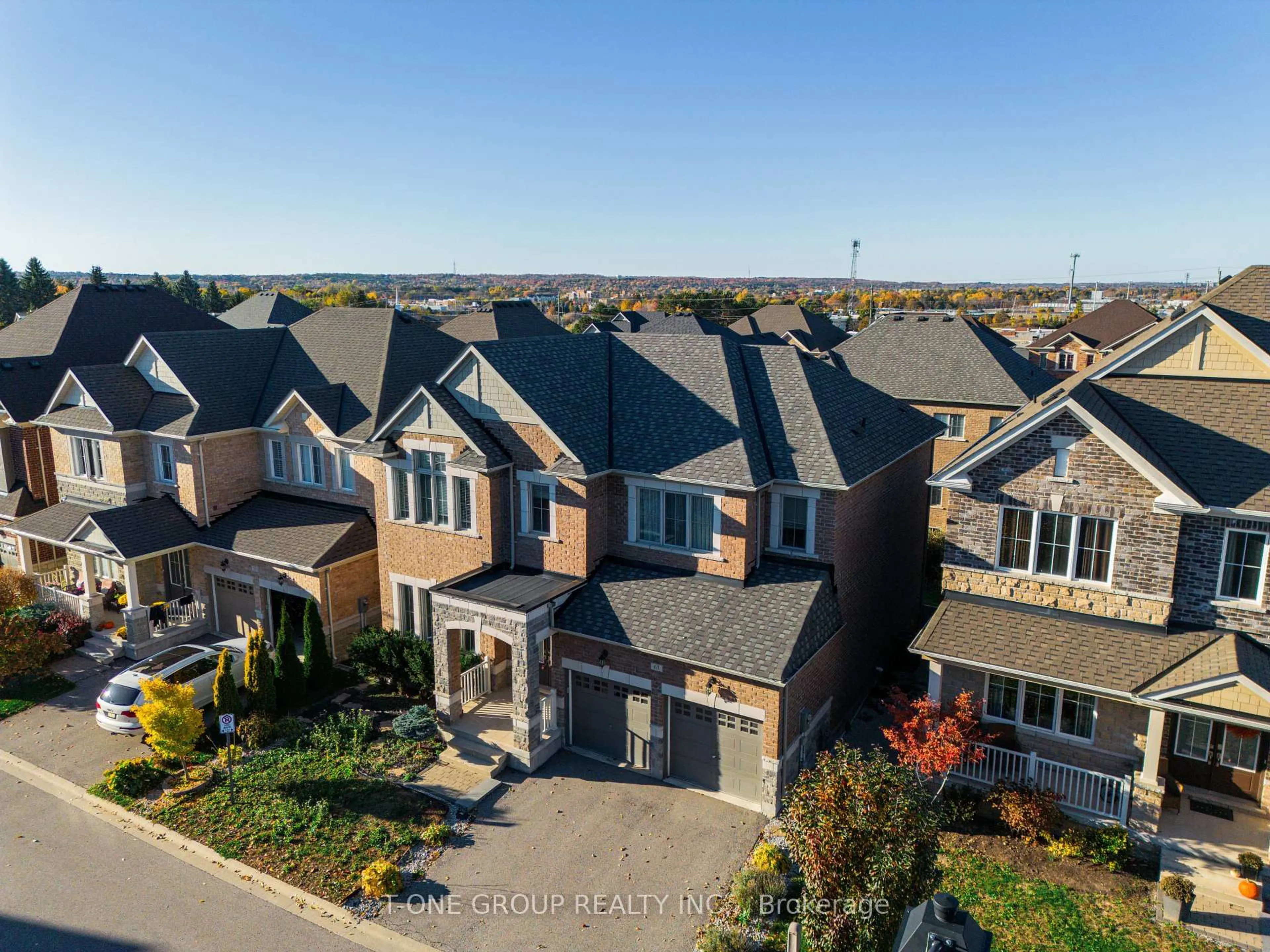 A pic from outside/outdoor area/front of a property/back of a property/a pic from drone, street for 63 Ken Sinclair Cres, Aurora Ontario L4G 3J1