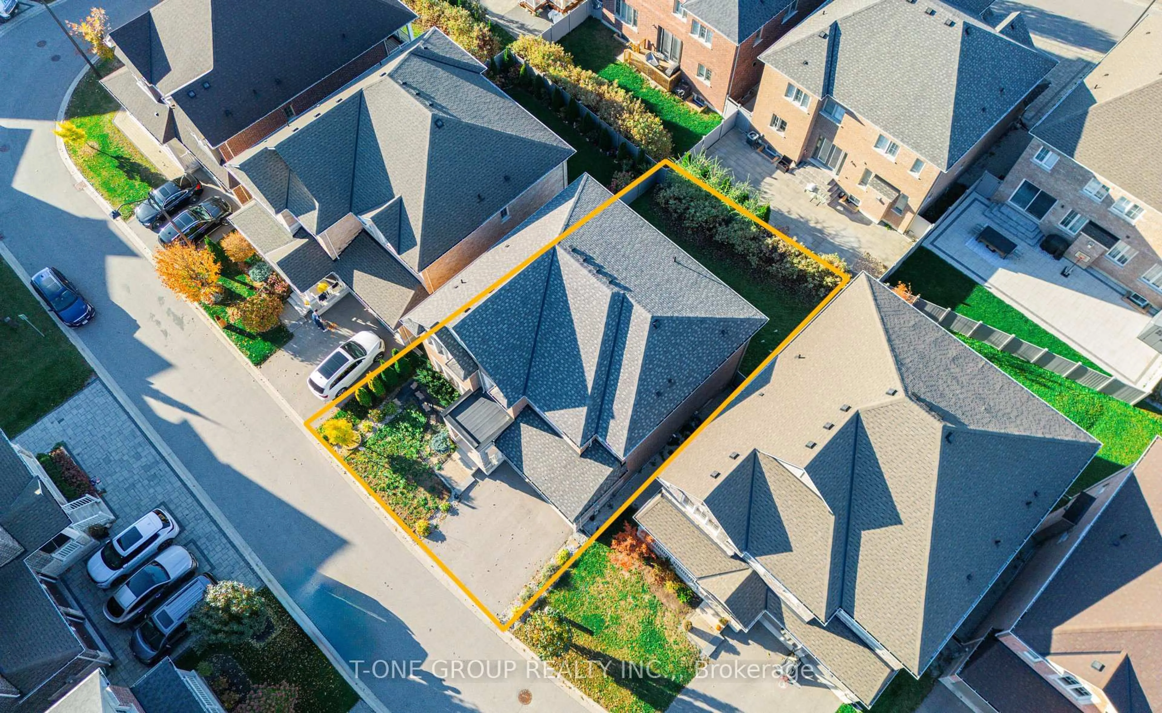 A pic from outside/outdoor area/front of a property/back of a property/a pic from drone, city buildings view from balcony for 63 Ken Sinclair Cres, Aurora Ontario L4G 3J1