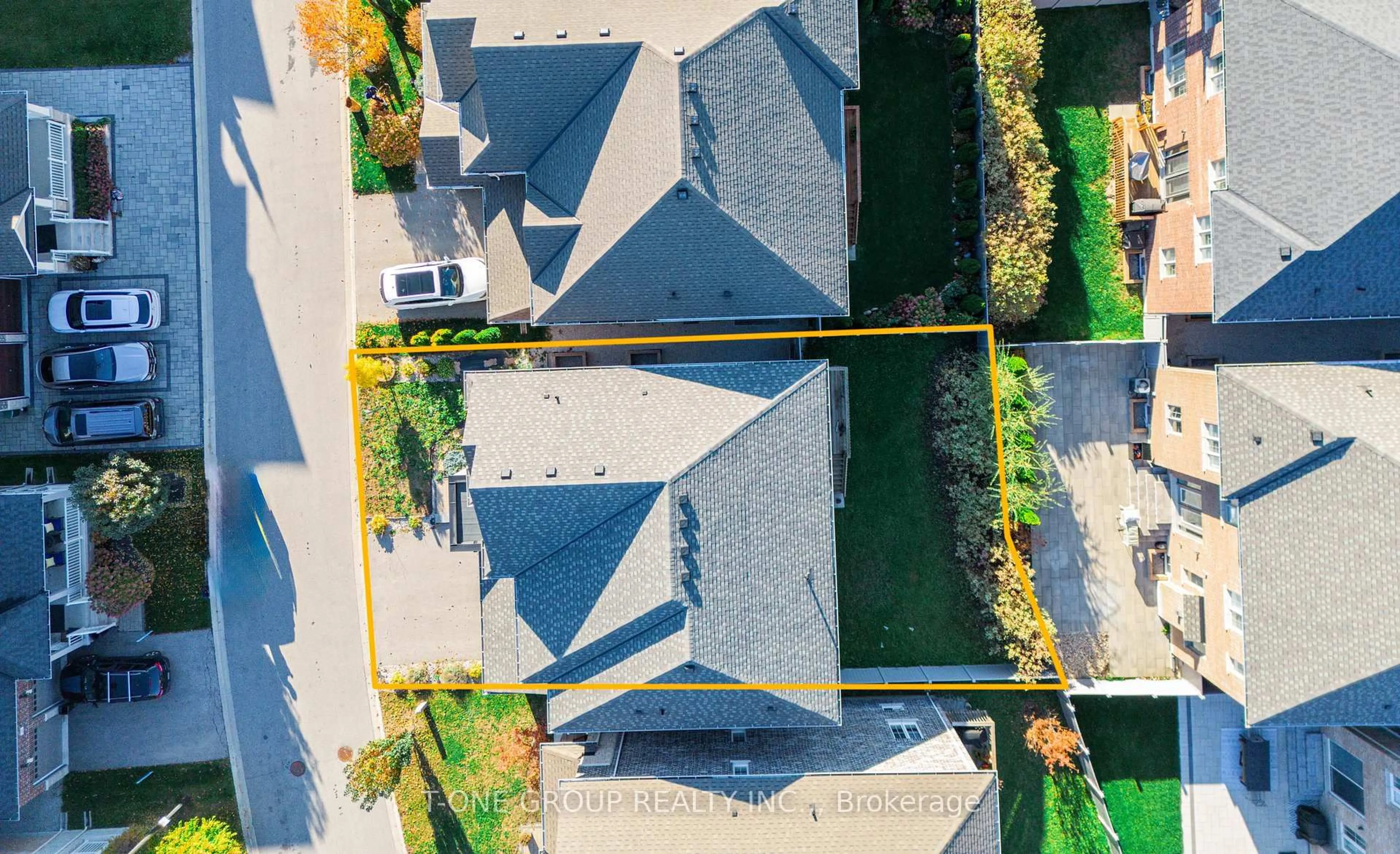 A pic from outside/outdoor area/front of a property/back of a property/a pic from drone, street for 63 Ken Sinclair Cres, Aurora Ontario L4G 3J1